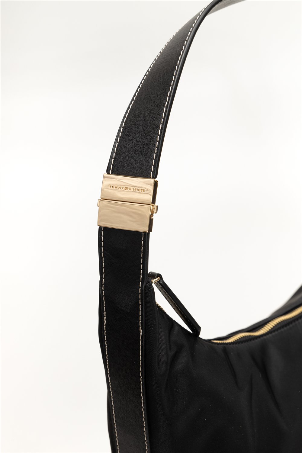 Tommy Hilfiger TH Go Large Hobo Nylon Kadın Omuz Çantası