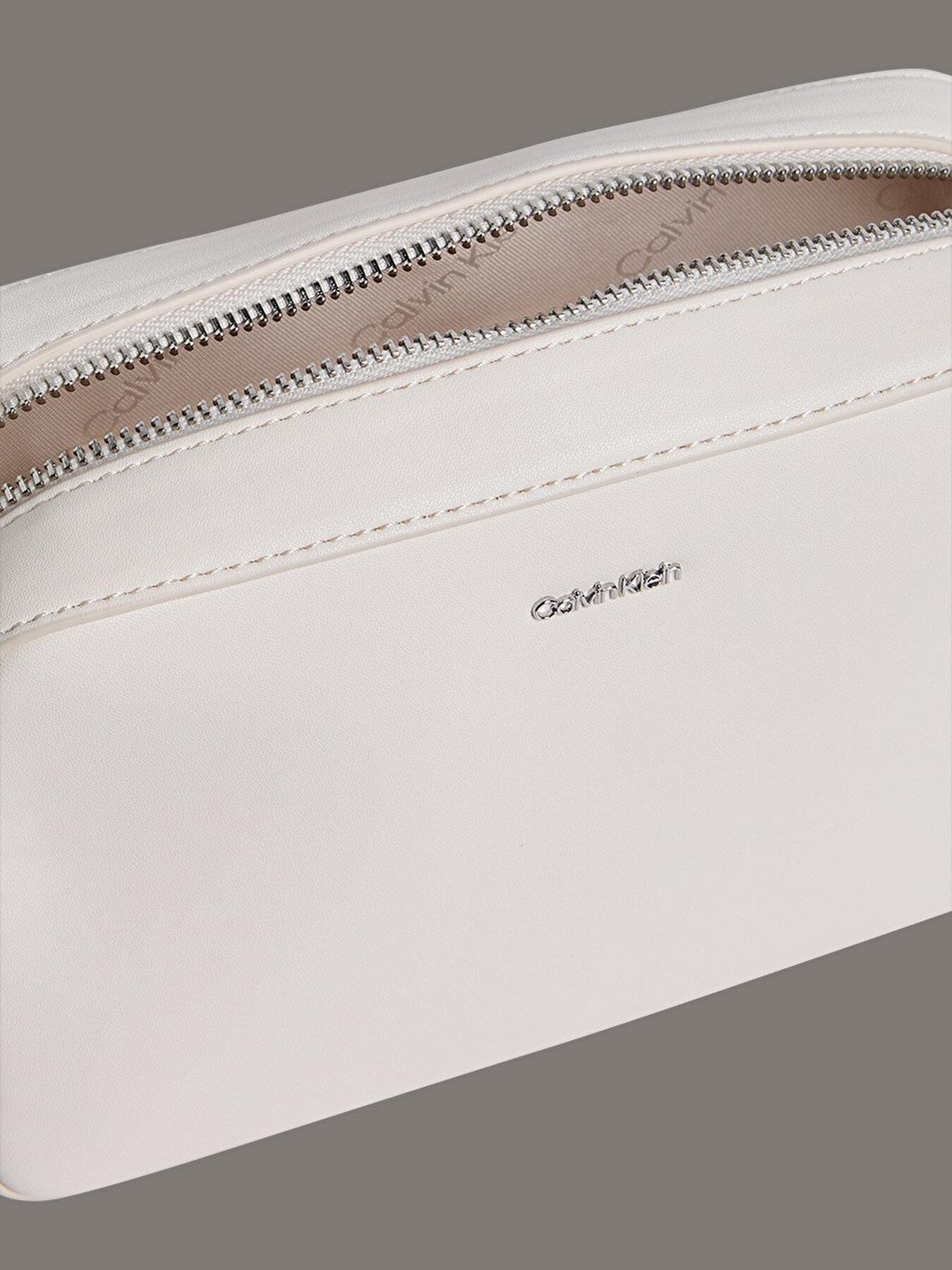 Calvin Klein Calvin Klein Kadın Ayarlanabilir ve Çıkarılabilir Omuz Askılı Kabartma Logolu Bej Omuz Çantası K60K613145-67U