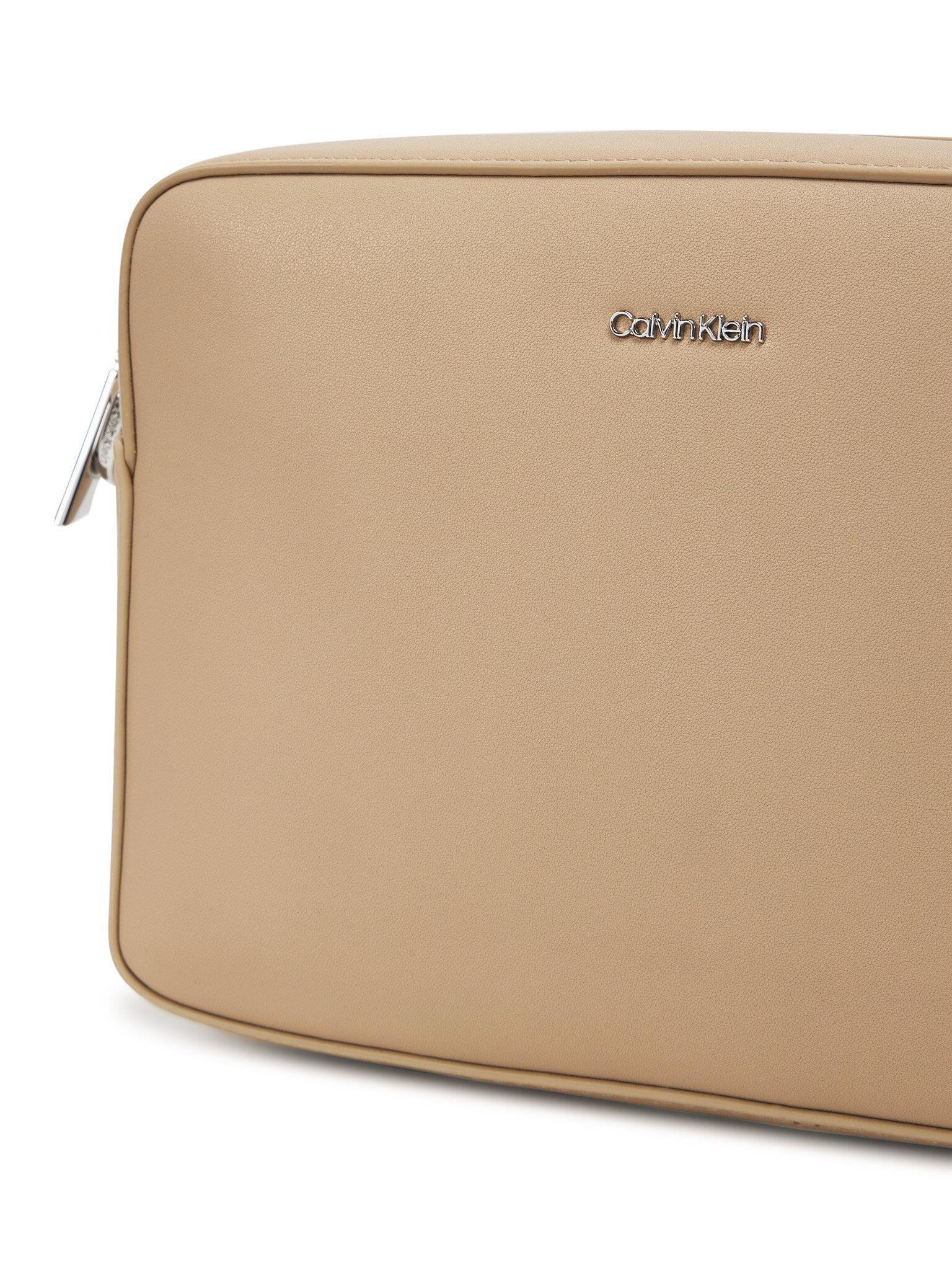 Calvin Klein Calvin Klein Kadın Ayarlanabilir ve Çıkarılabilir Omuz Askılı Kabartma Logolu Bej Omuz Çantası K60K613145-W75