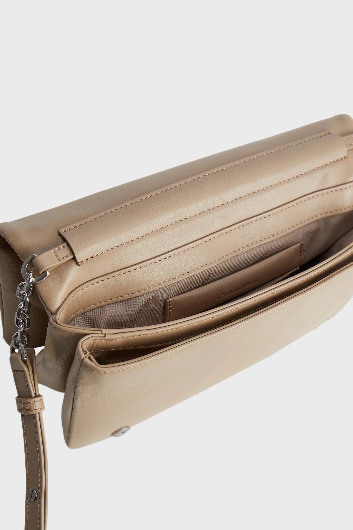 Calvin Klein Calvin Kleın Kadın Deri Marka Logolu Askılıklı Fermuarlı Bej Omuz Çantası K60K611021-A04
