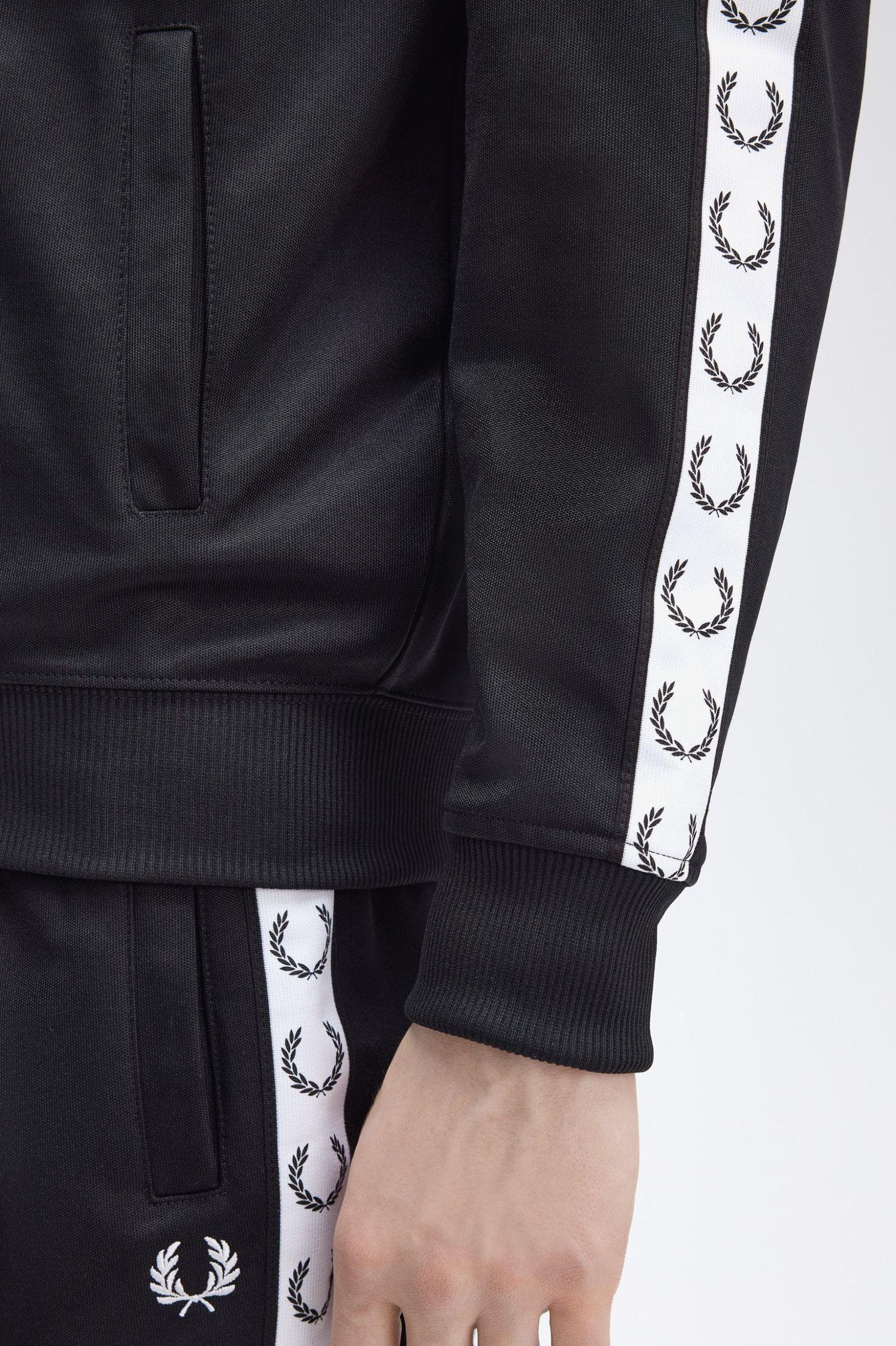 Fred Perry Fred Perry Kadın Dik Yaka Fermuar Kapamalı Omuzdan Kola Logo Detaylı Siyah Ceket J4620-198
