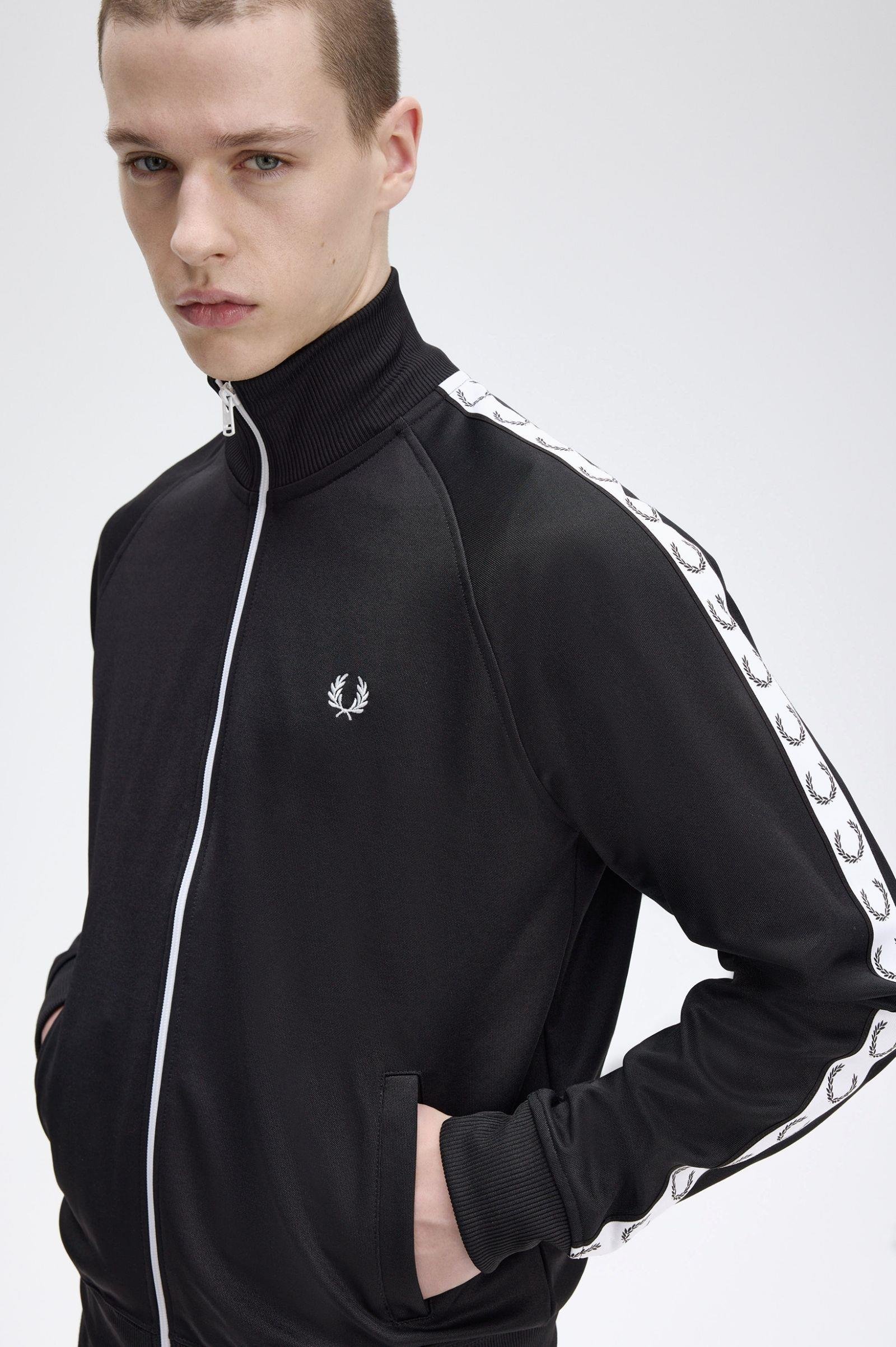 Fred Perry Fred Perry Kadın Dik Yaka Fermuar Kapamalı Omuzdan Kola Logo Detaylı Siyah Ceket J4620-198