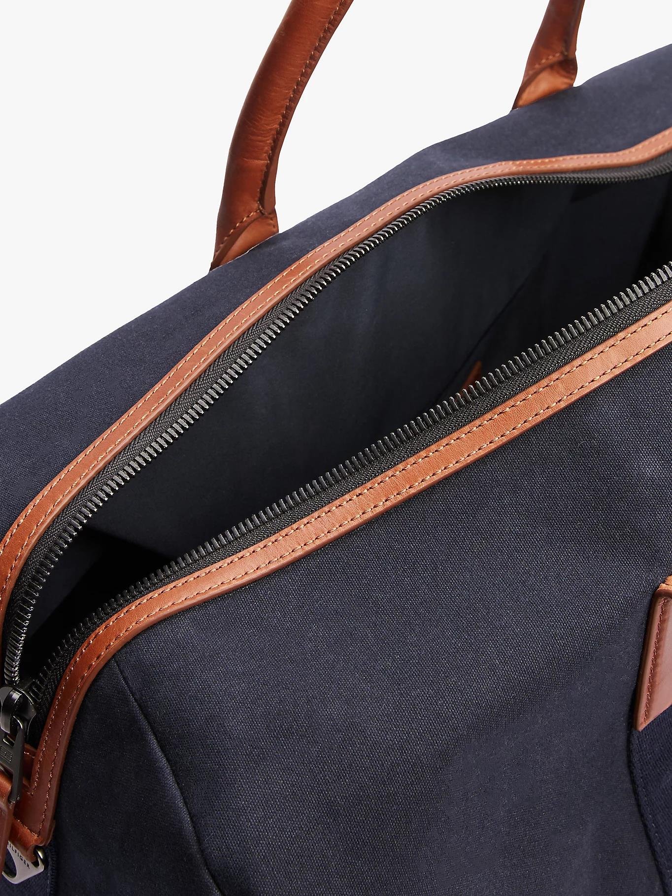 TOMMY HILFIGER Tommy Hilfiger Erkek Geniş Tasarım Pamuklu Logo Desenli Lacivert Valiz AM0AM13082-DW6