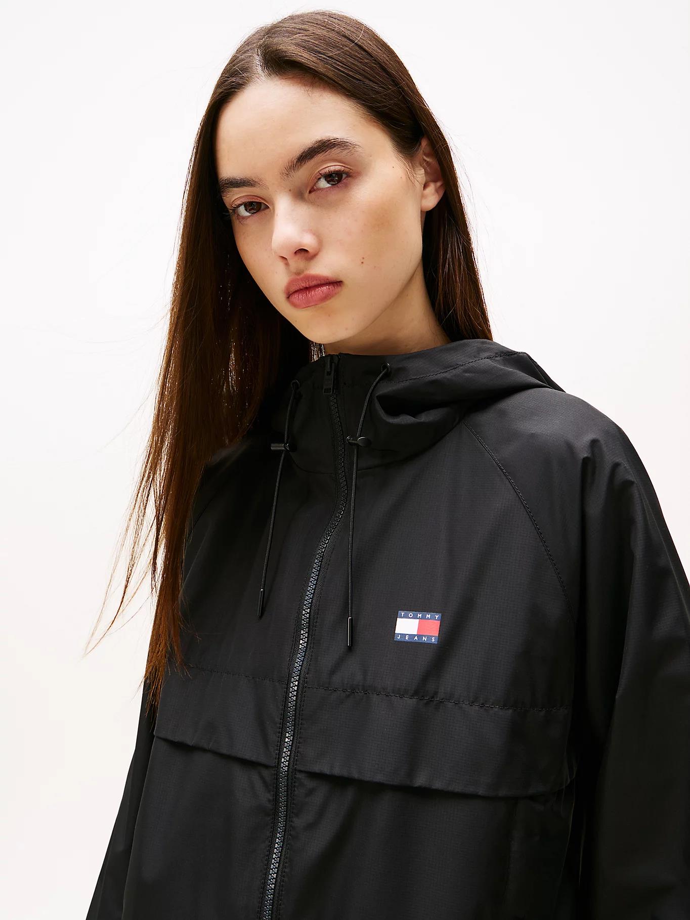 TOMMY HILFIGER Tommy Hilfiger Kadın Göğüste Tommy Rozeti İki Bel Cebi Kapşonlu Siyah Ceket DW0DW20672-BDS