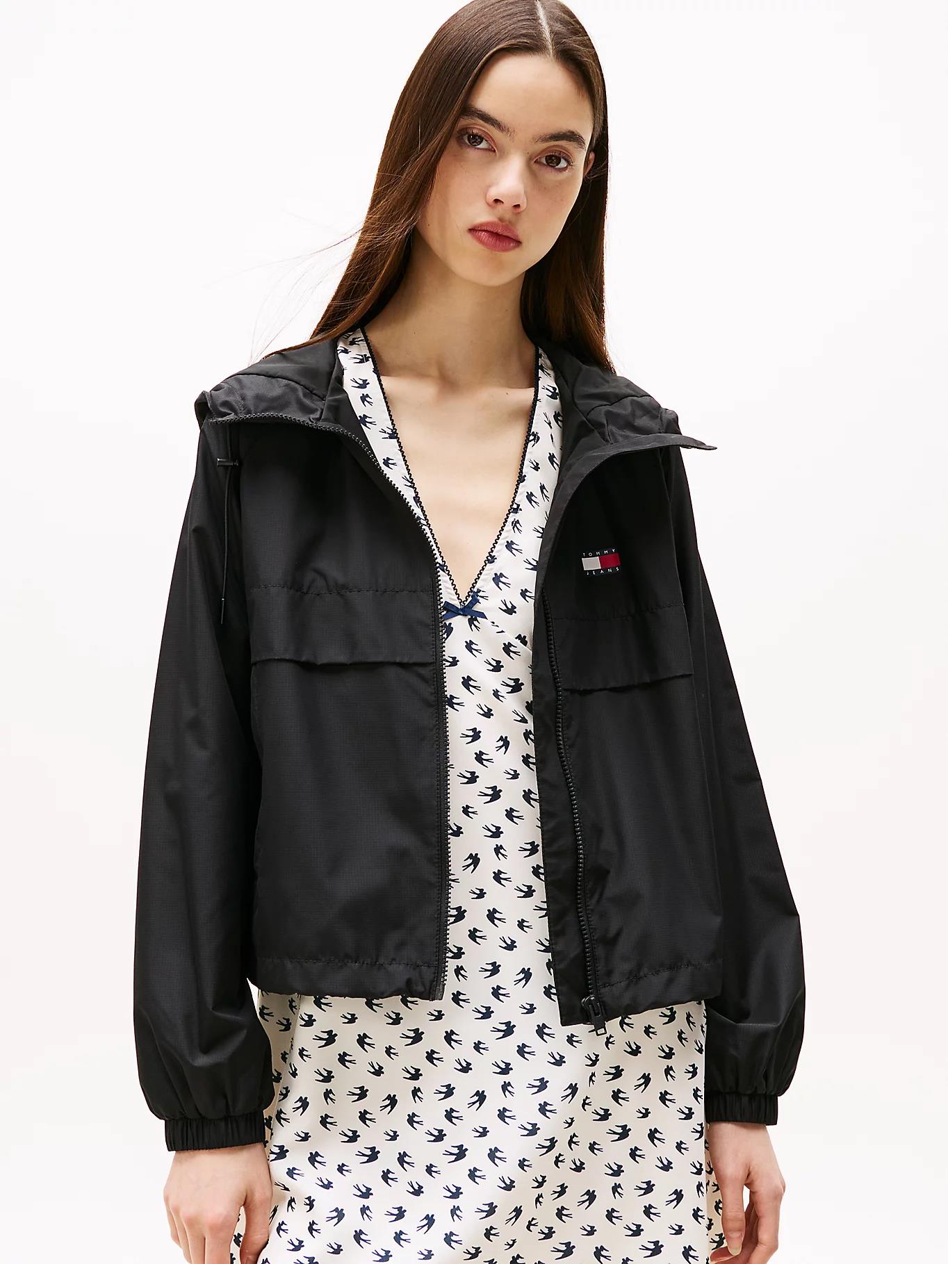 TOMMY HILFIGER Tommy Hilfiger Kadın Göğüste Tommy Rozeti İki Bel Cebi Kapşonlu Siyah Ceket DW0DW20672-BDS
