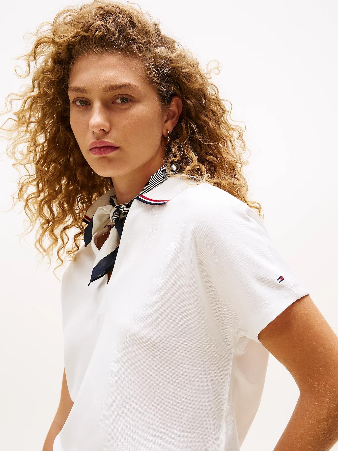 TOMMY HILFIGER Tommy Hilfiger Kadın V Yaka Kısa Kol Düz Dokuma Kumaş Beyaz Polo Yaka T-Shirt WW0WW46512-YBL