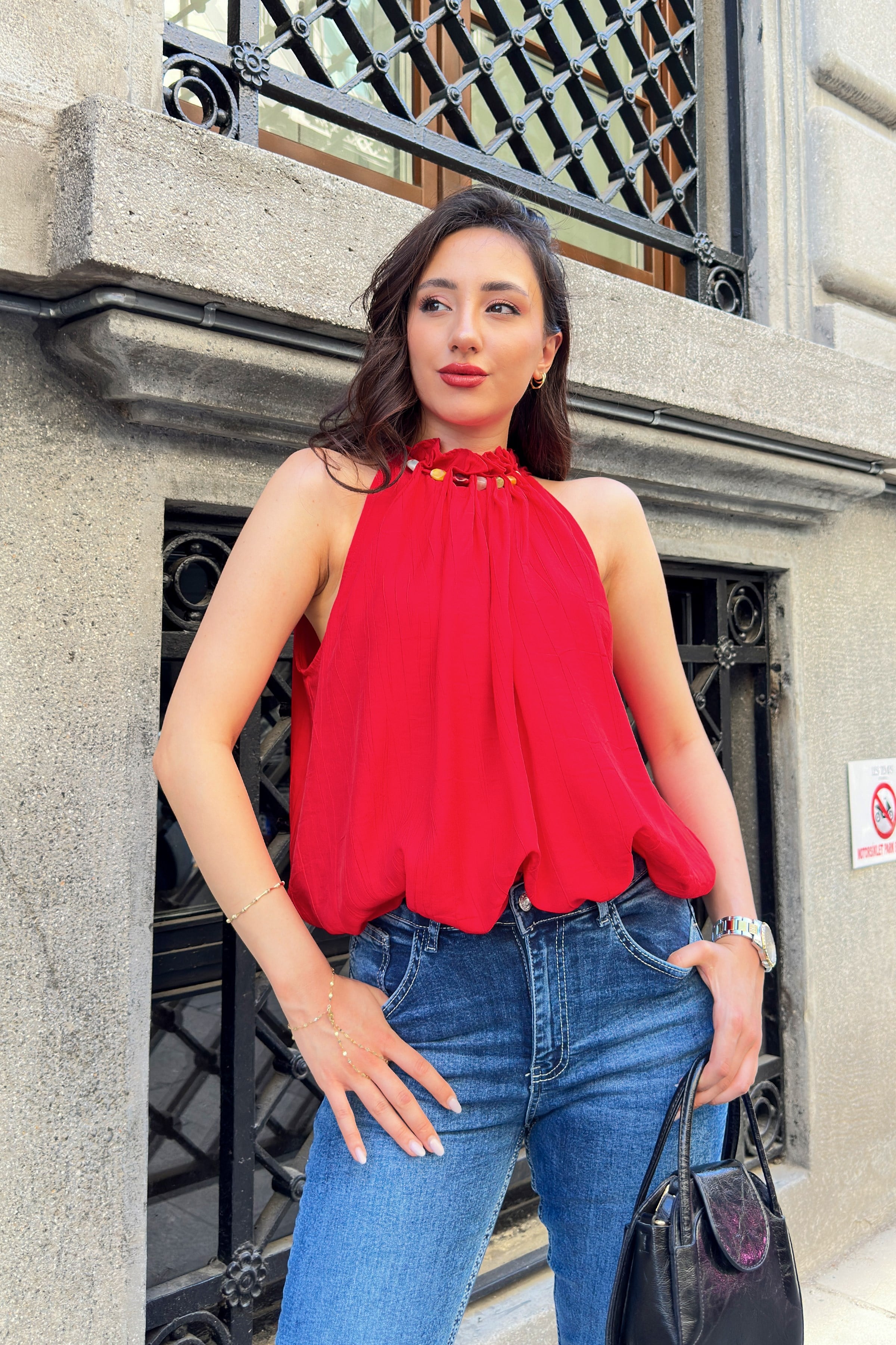 Yakası Boncuklu Balon Model Kırmızı Bluz