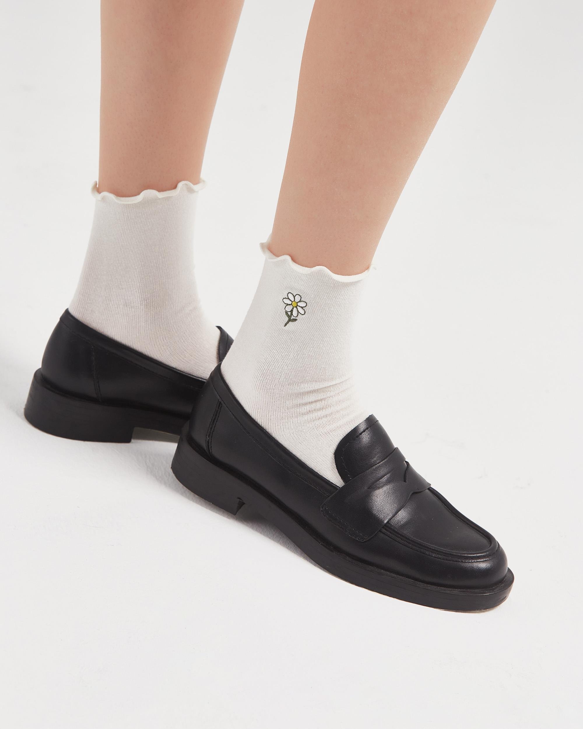 6'lı Papatya Nakışlı Fırfırlı Kadın Soket Çorap