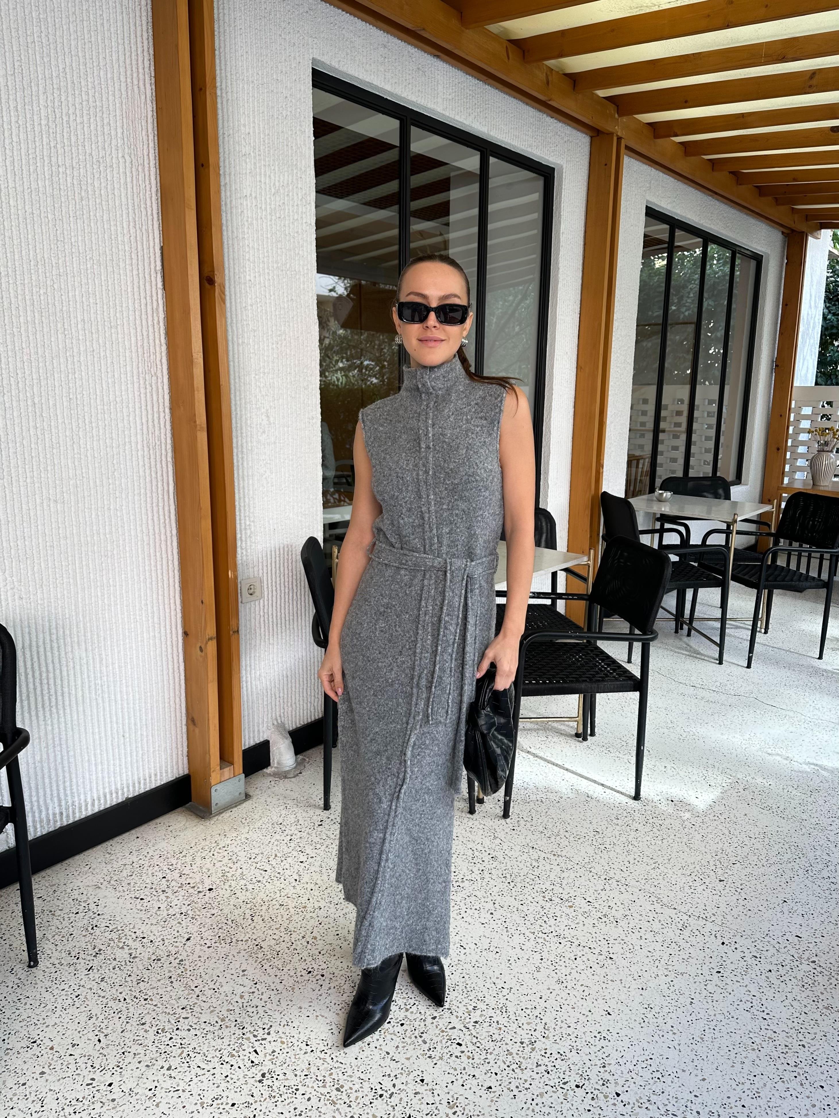DİK YAKA KEMER VE DİKİŞ DETAYLI FÜME MELANJ TRİKO ELBİSE