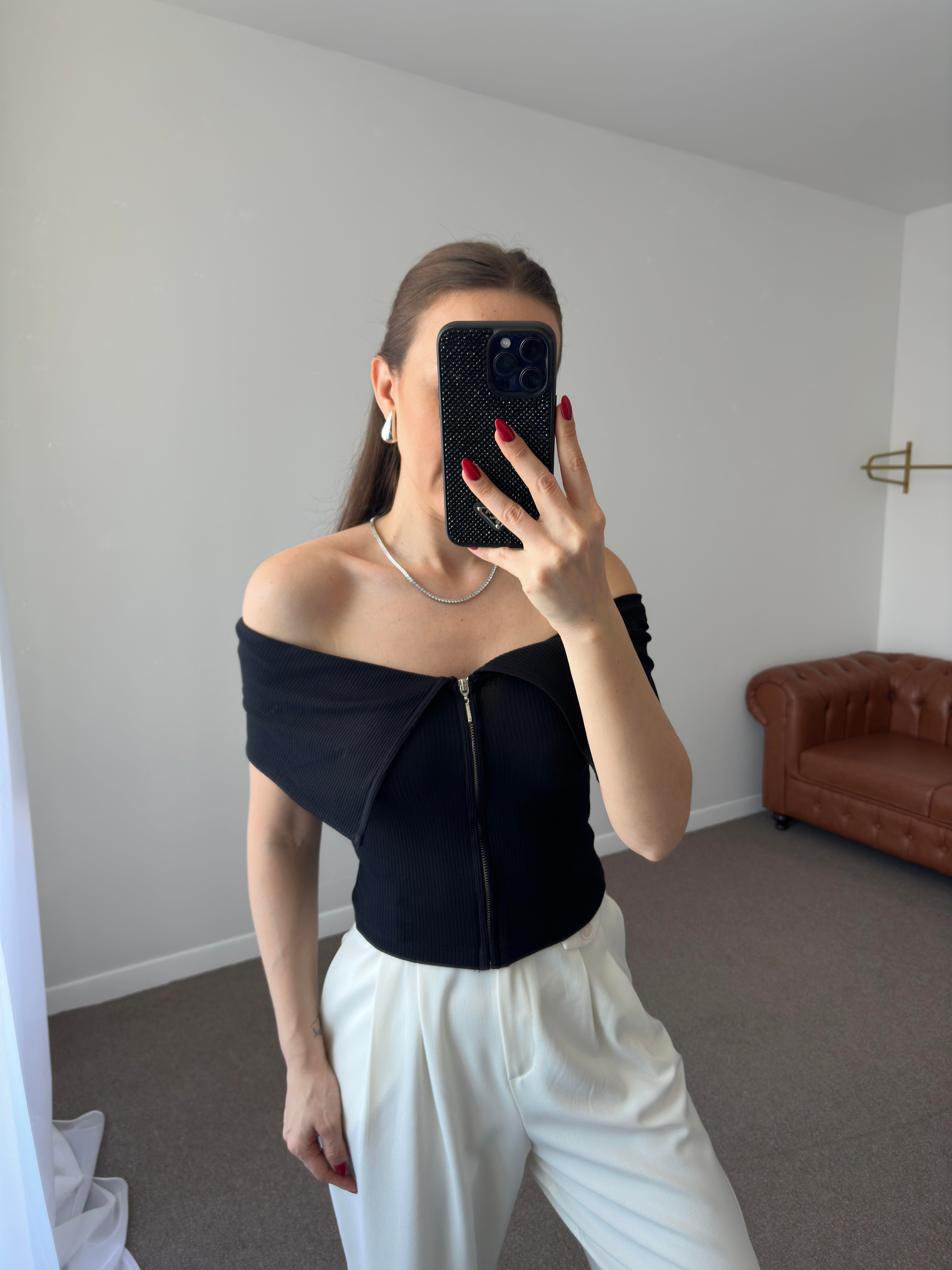 FERMUARLI OMZU AÇIK SİYAH TOP BLUZ
