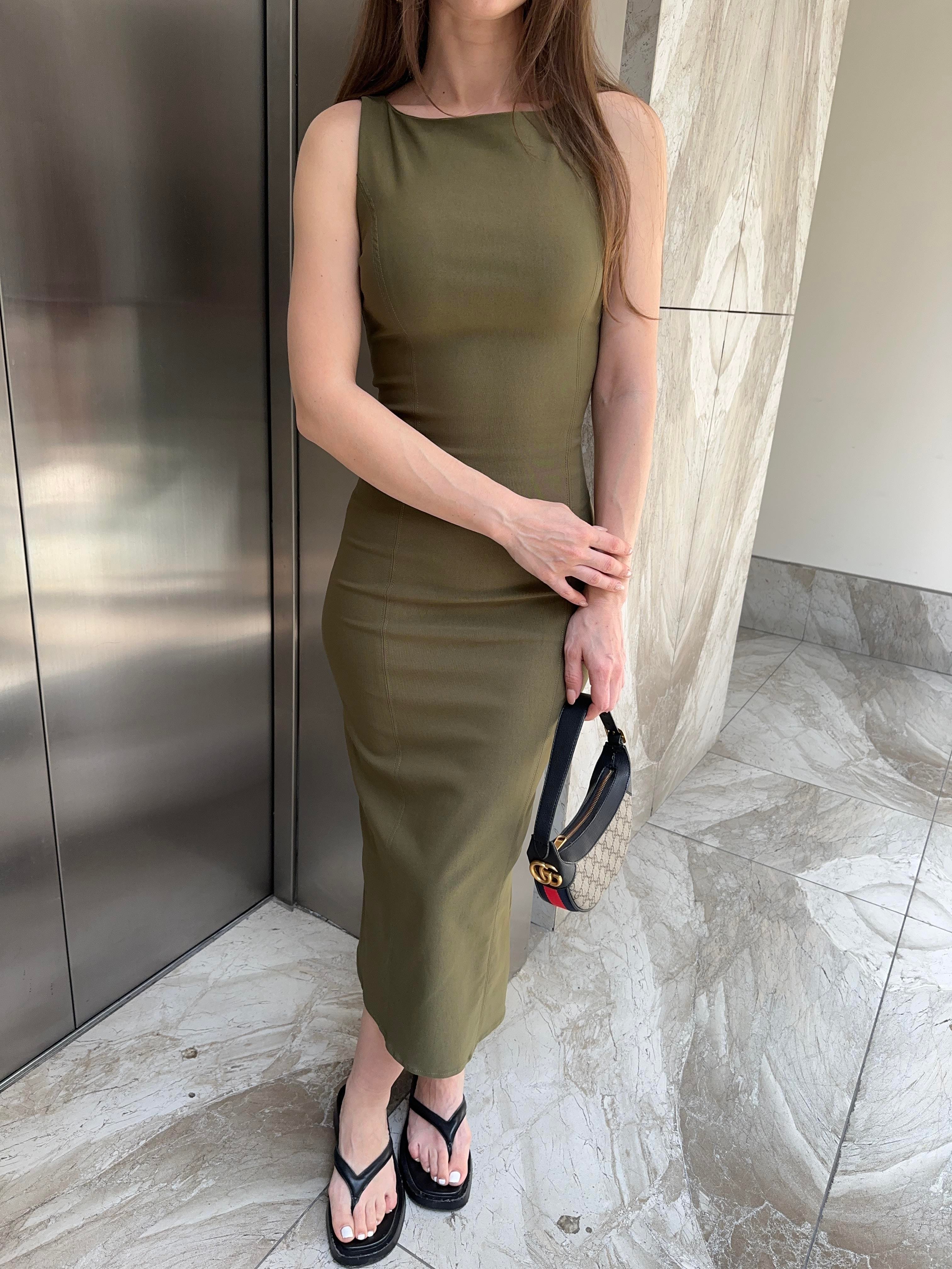 HAKİ VÜCUDA OTURAN LİKRALI MİDİ ELBİSE