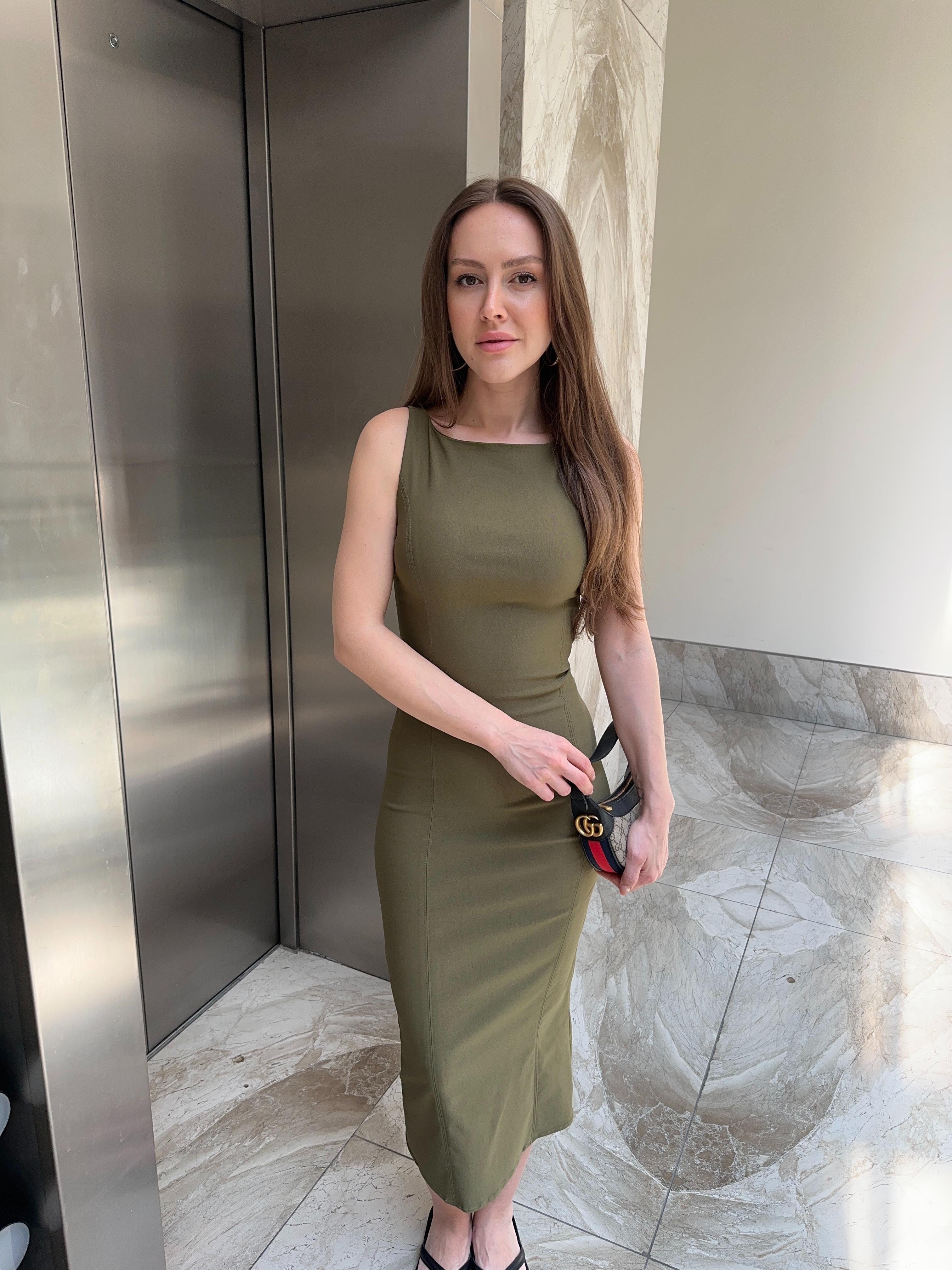 HAKİ VÜCUDA OTURAN LİKRALI MİDİ ELBİSE