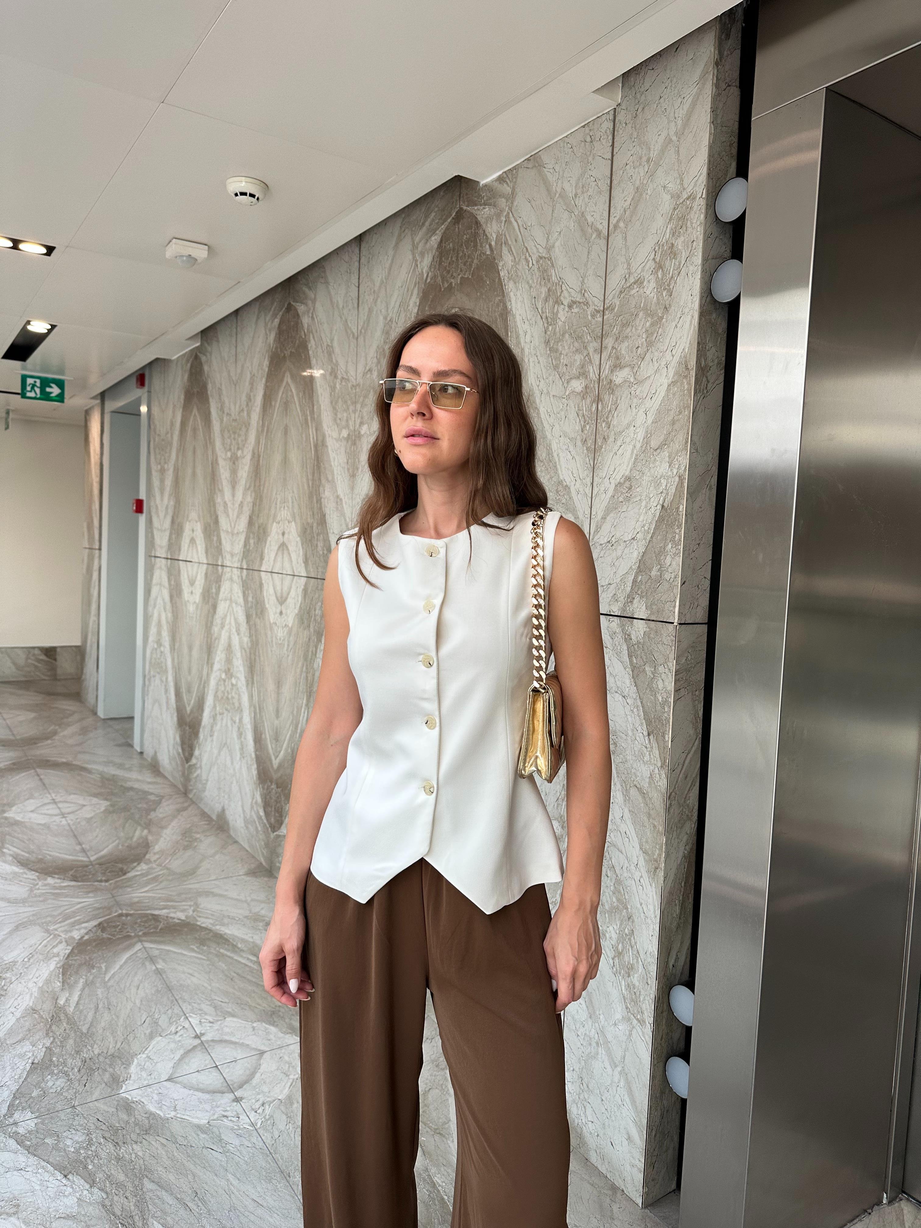 MARKA MODEL BEYAZ DÜĞME DETAYLI  YELEK