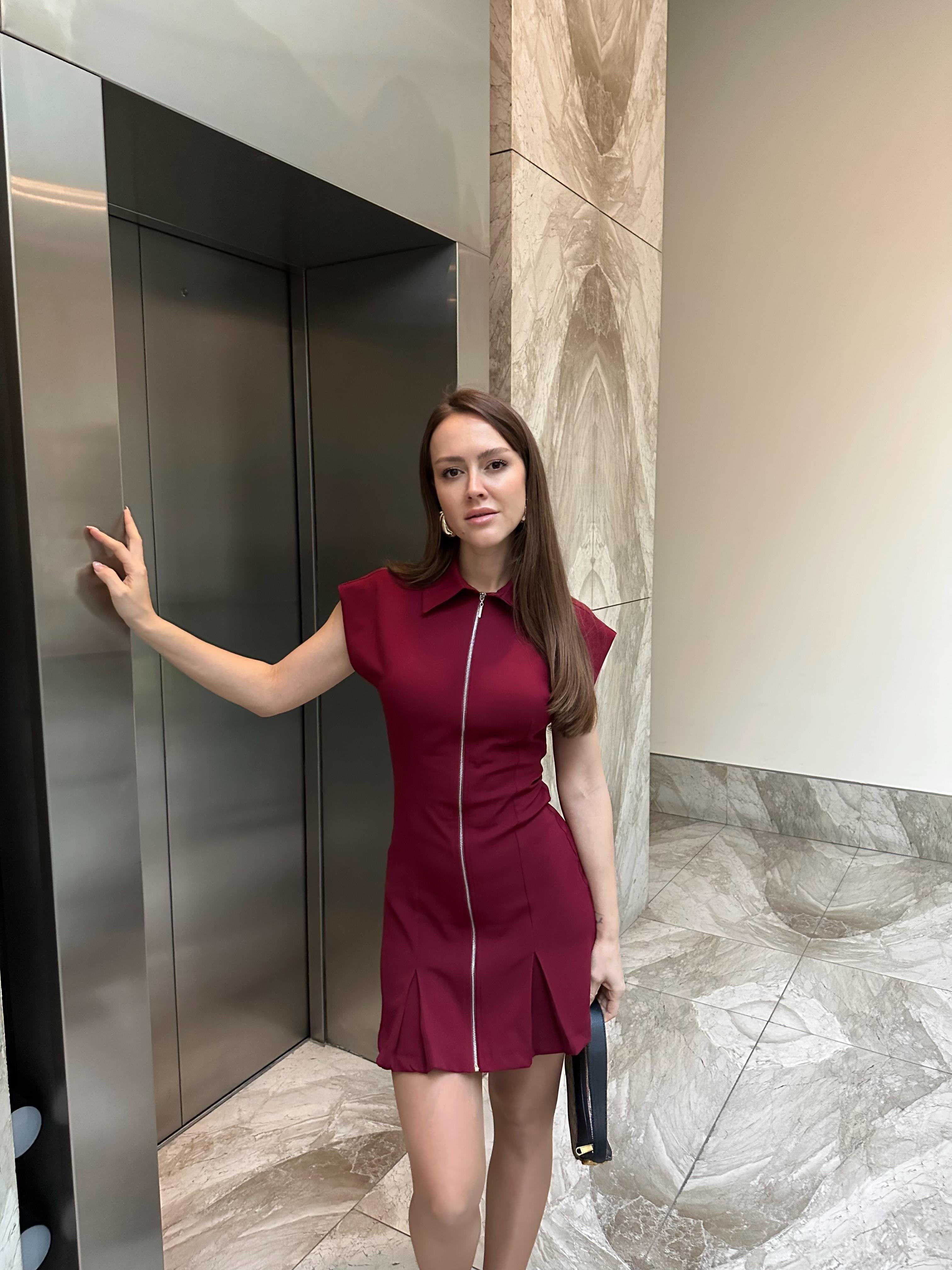 MARKA MODEL FERMUARLI PİLELİ BORDO ELBİSE