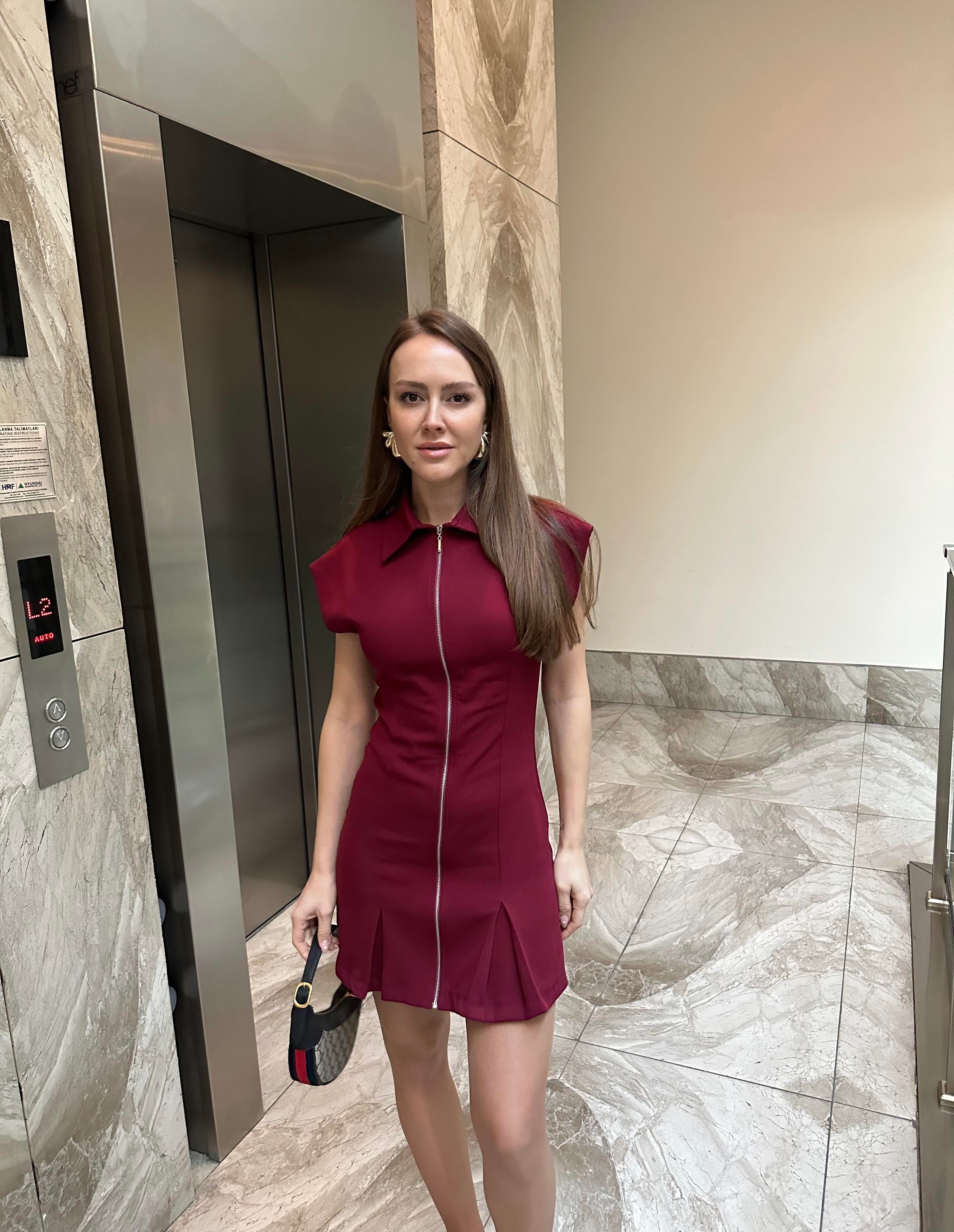 MARKA MODEL FERMUARLI PİLELİ BORDO ELBİSE