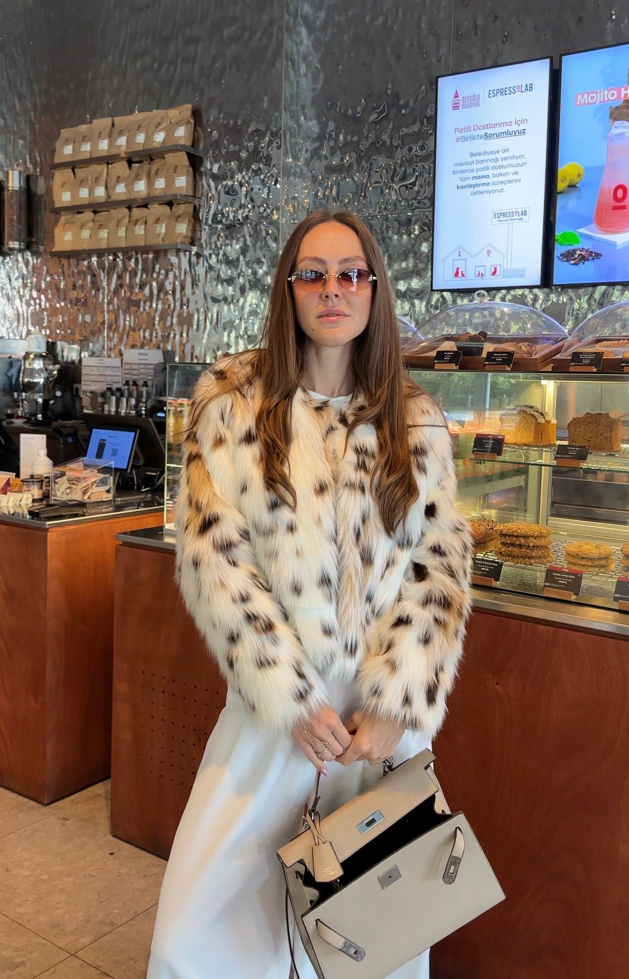 MARKA MODEL LEOPAR DESEN TÜYLÜ KÜRK