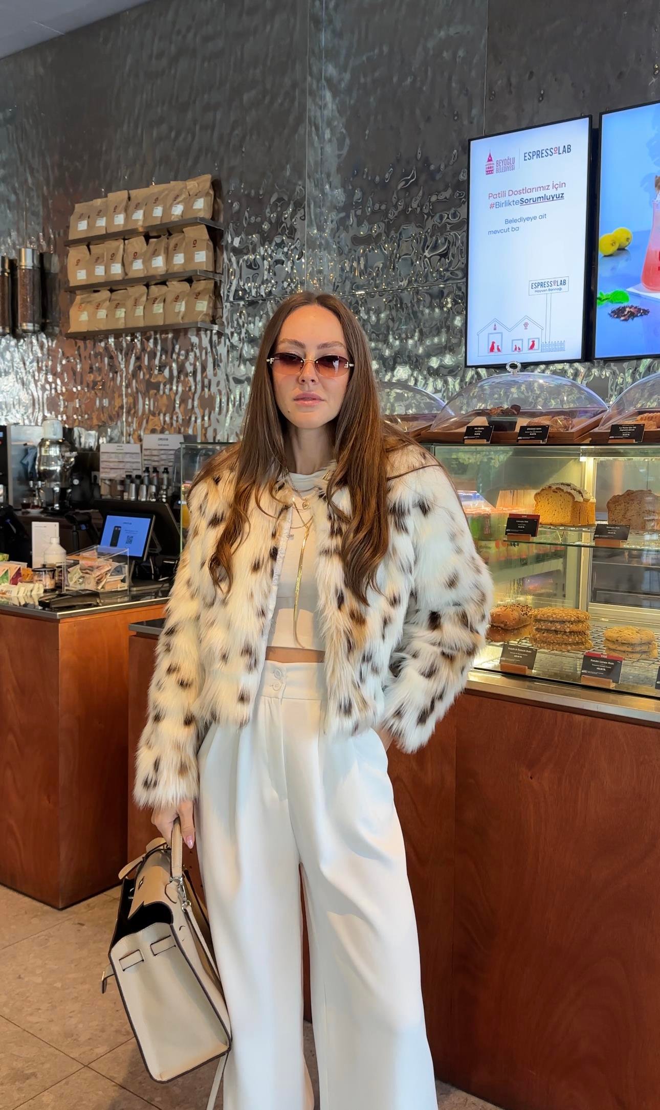MARKA MODEL LEOPAR DESEN TÜYLÜ KÜRK