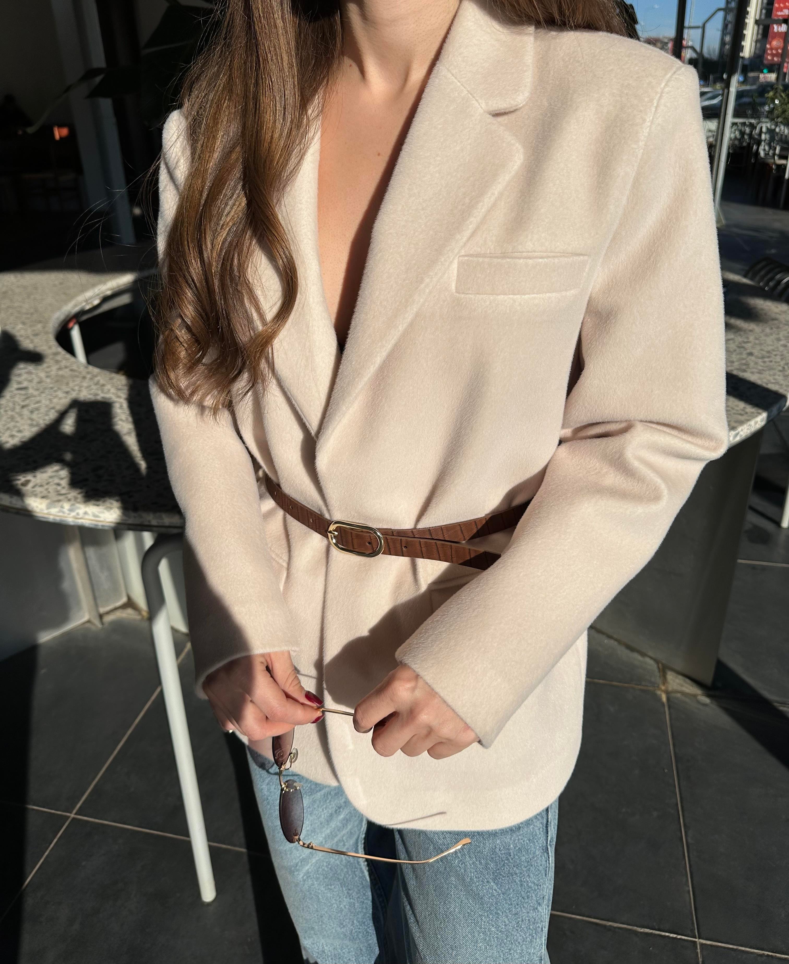 MARKA MODEL PELUŞLU KEMER DETAYLI EKRU BLAZER CEKET