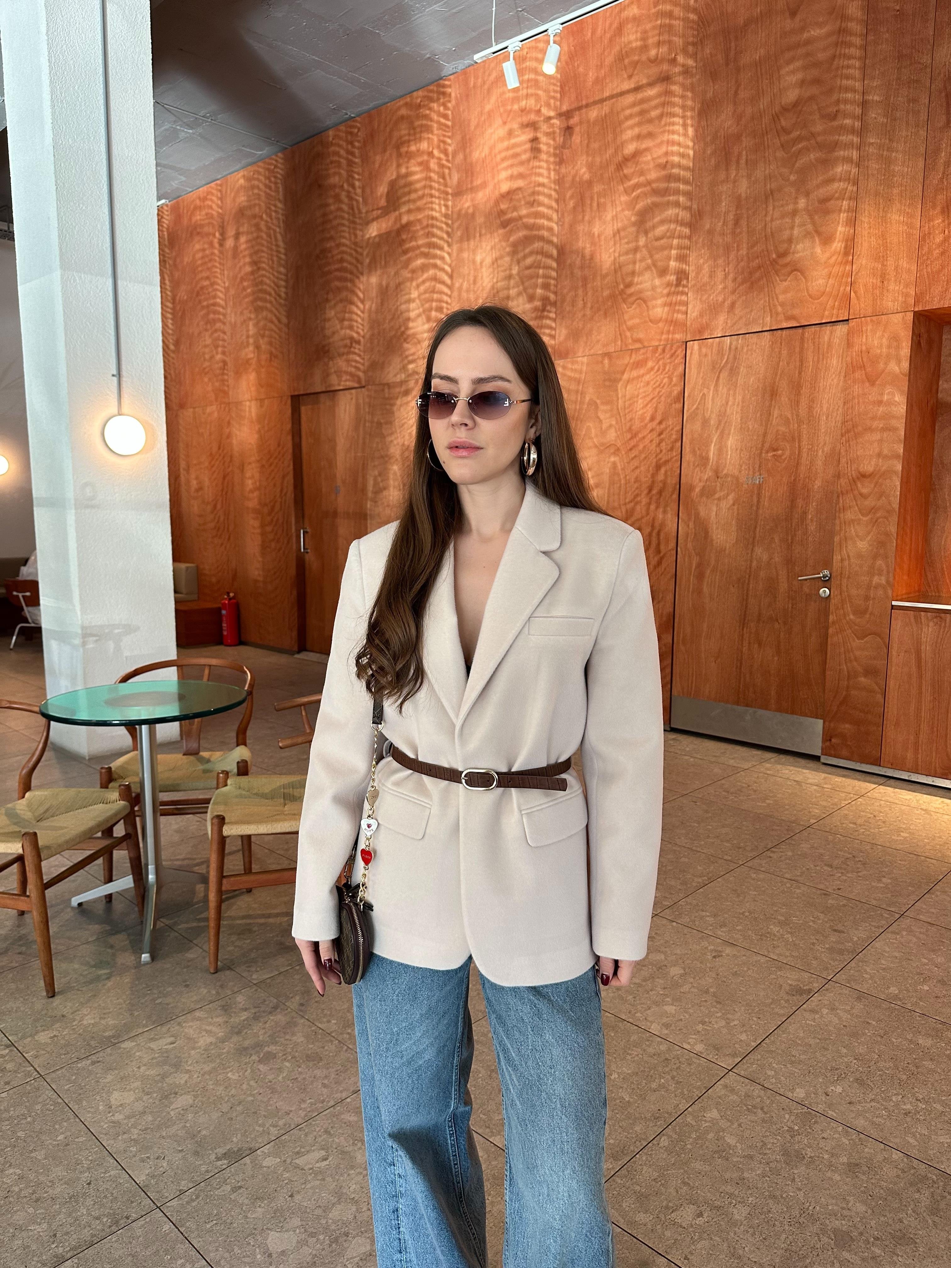 MARKA MODEL PELUŞLU KEMER DETAYLI EKRU BLAZER CEKET