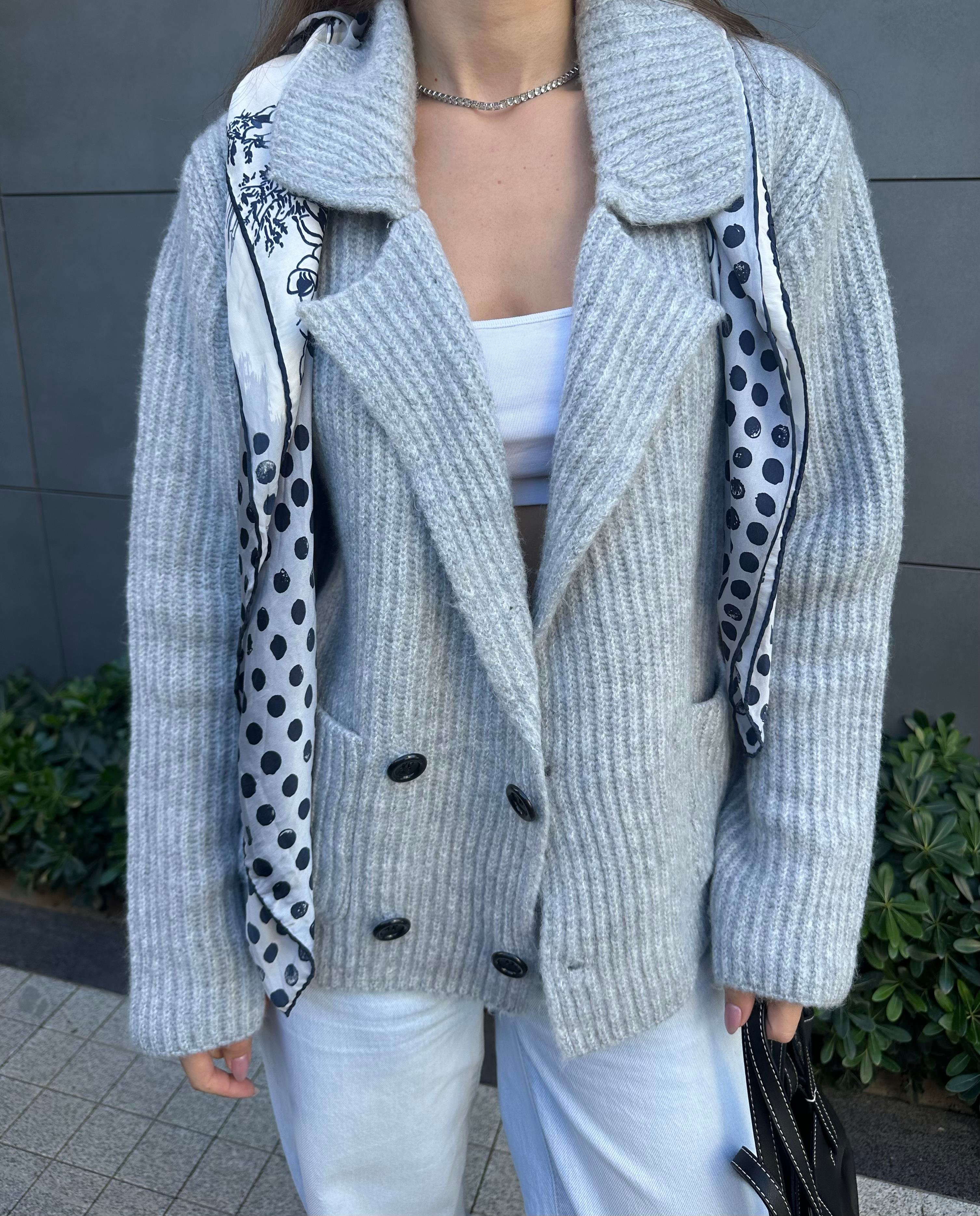 MASSİMO MODEL KRUVAZE GRİ DÜĞMELİ HIRKA