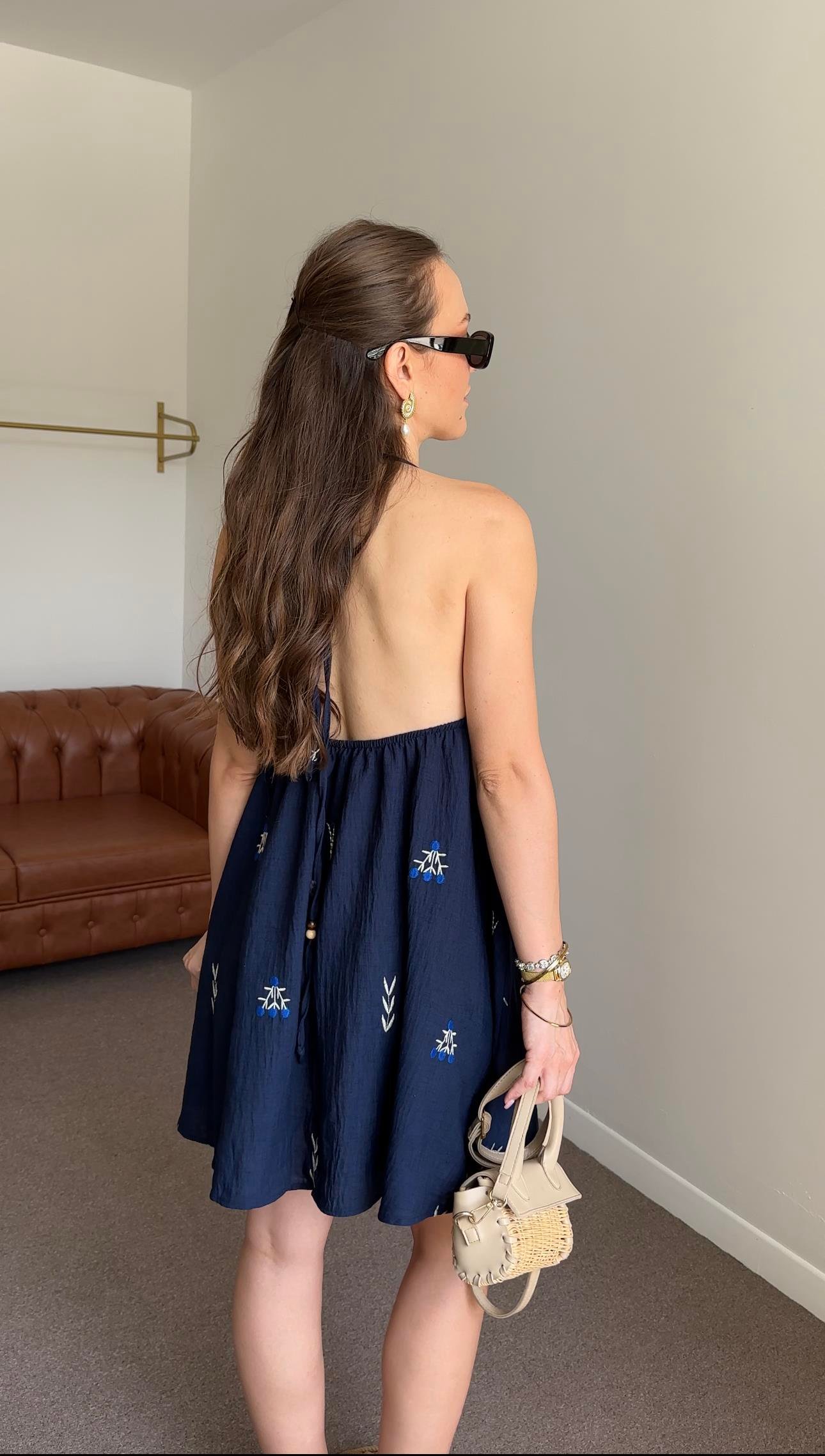 NAKIŞ DETAYLI LACİVERT MÜSLİN ELBİSE