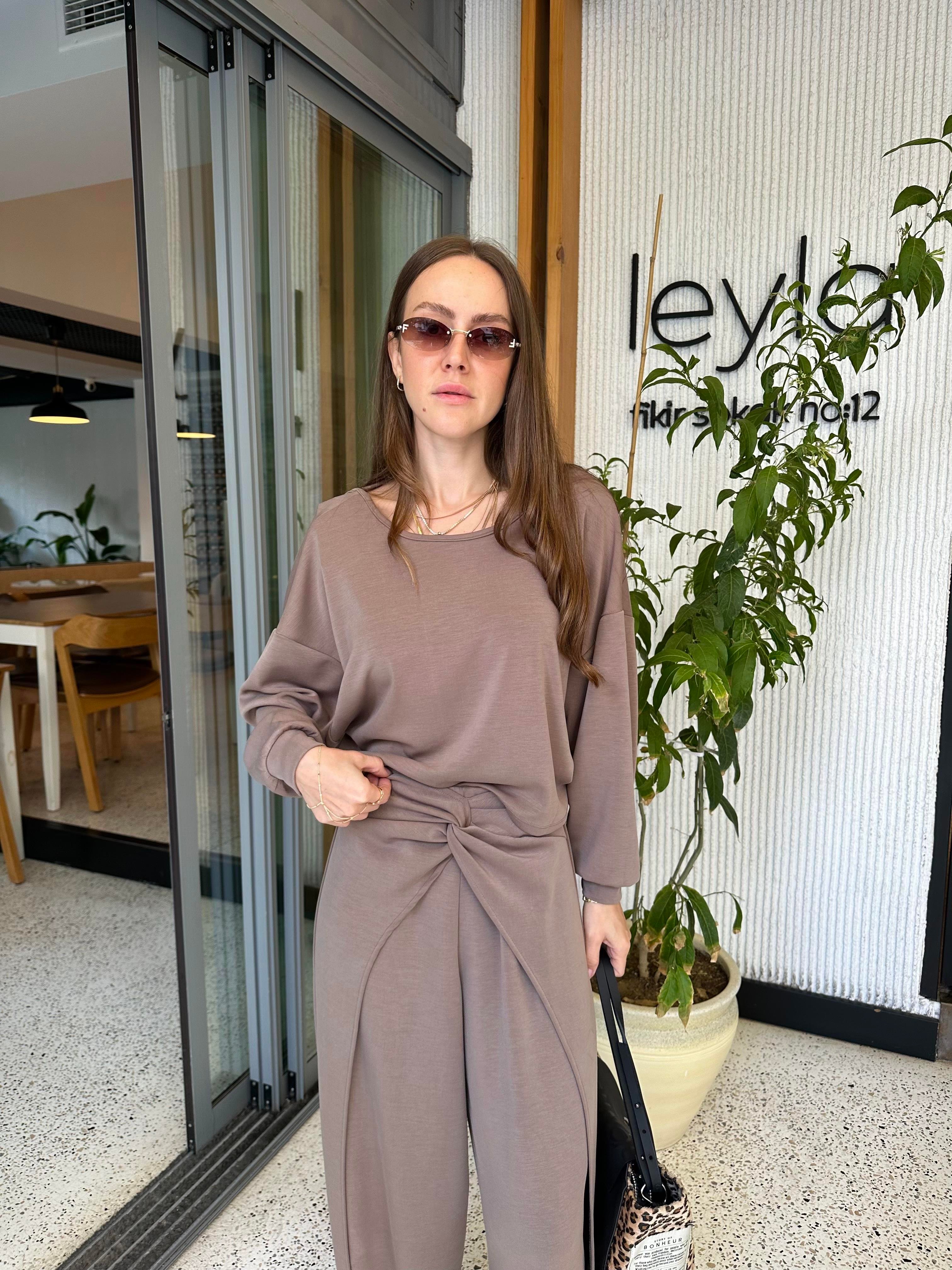 OYSHO MODEL SIRT DEKOLTELİ MODAL BLUZ