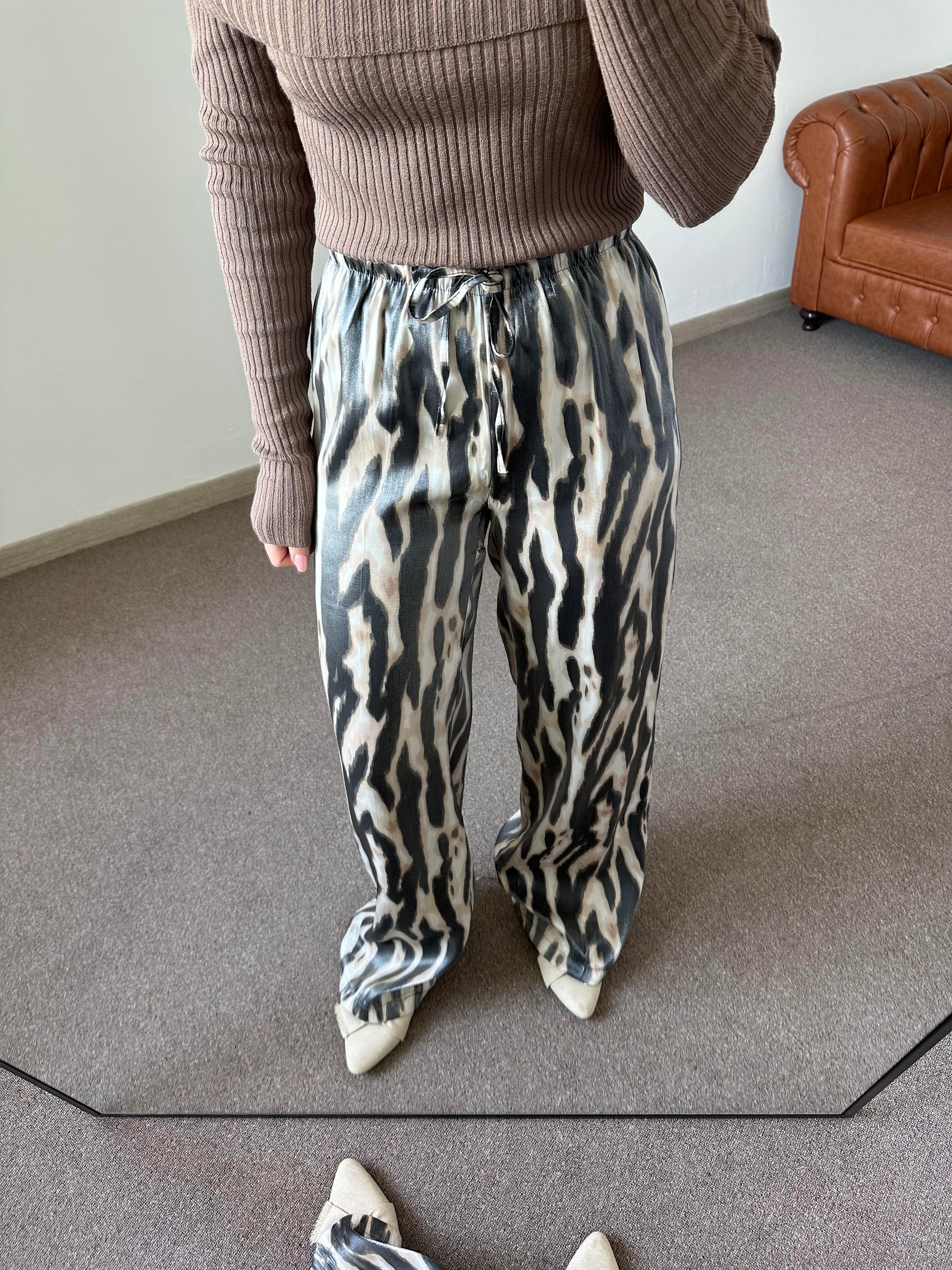 VARAKLI ZEBRA DESENLİ PANTOLON