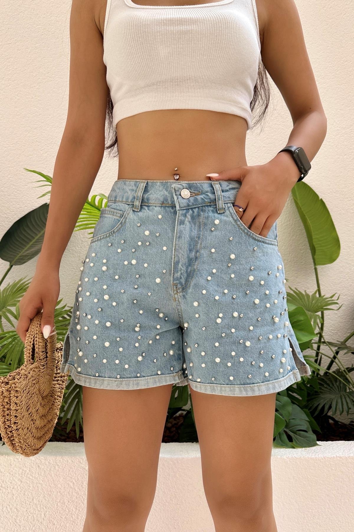 Kadın Duble Paça Yırtmaçlı İnci Taşlı Denim Mini Şort