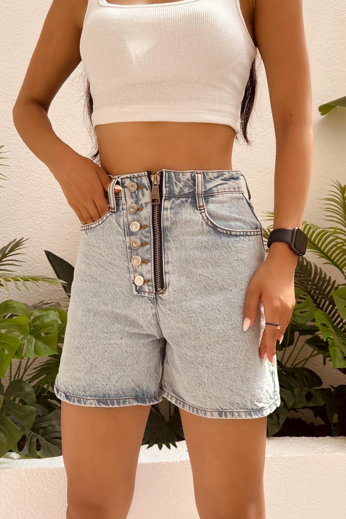 Kadın Düğme Detaylı Fermuar Kapamalı Denim Mini Şort