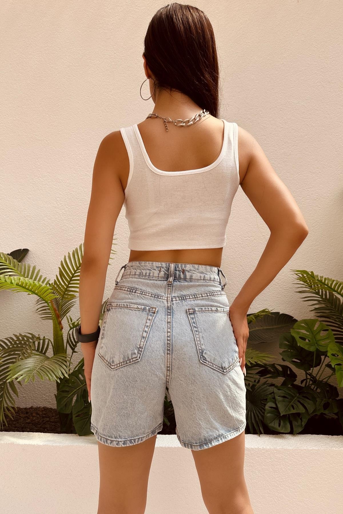 Kadın Düğme Detaylı Fermuar Kapamalı Denim Mini Şort