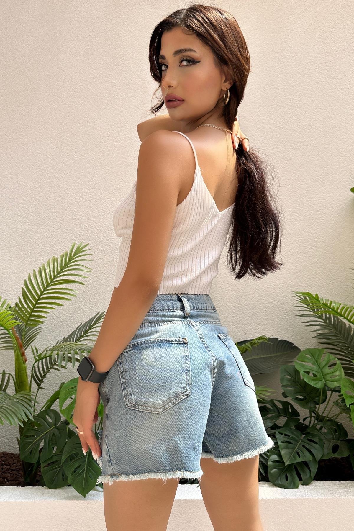 Kadın Etek Ucu Püsküllü Yıpratmalı Denim Mini Şort