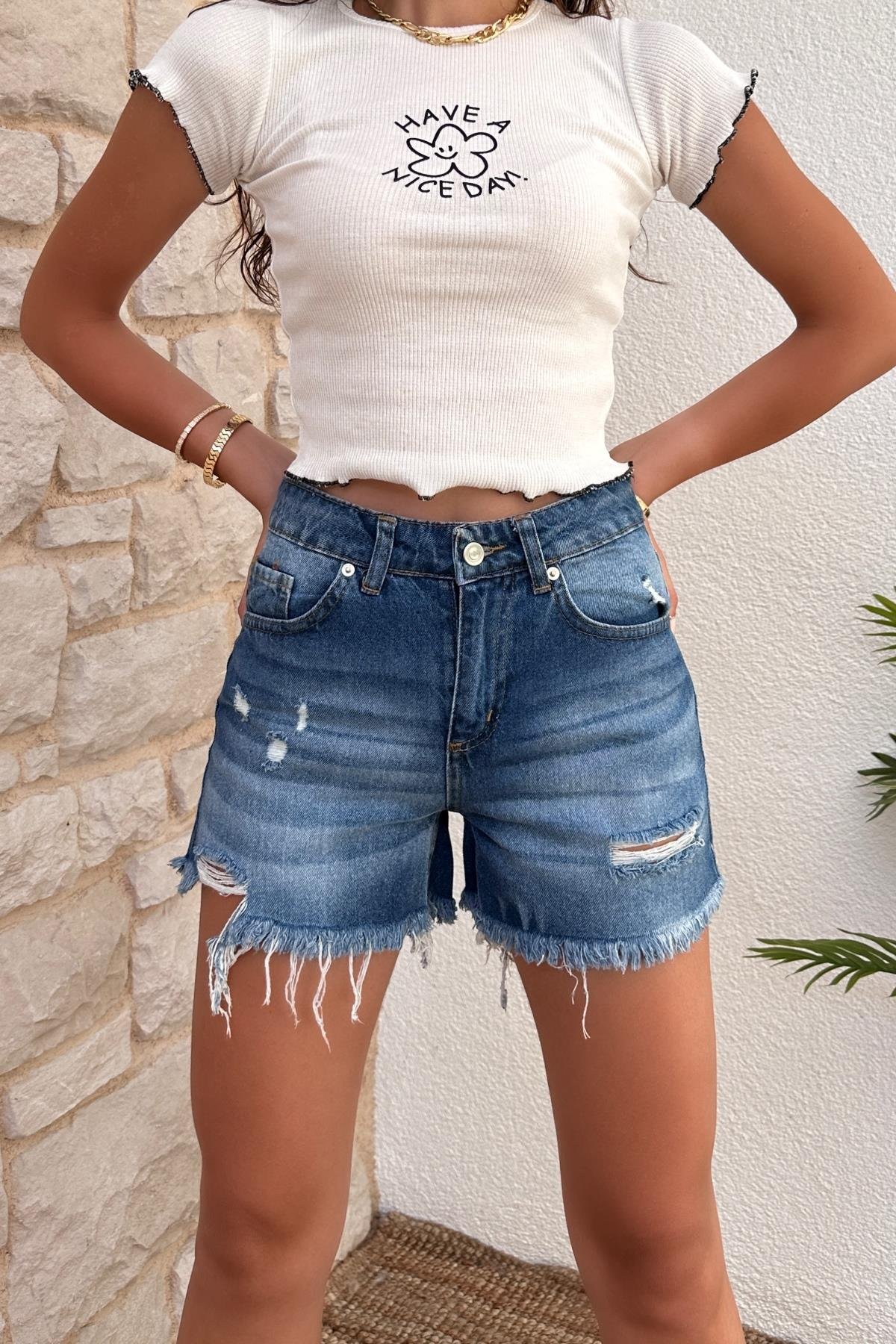 Kadın Etek Ucu Püsküllü Yırtık Detaylı Denim Mini Şort 