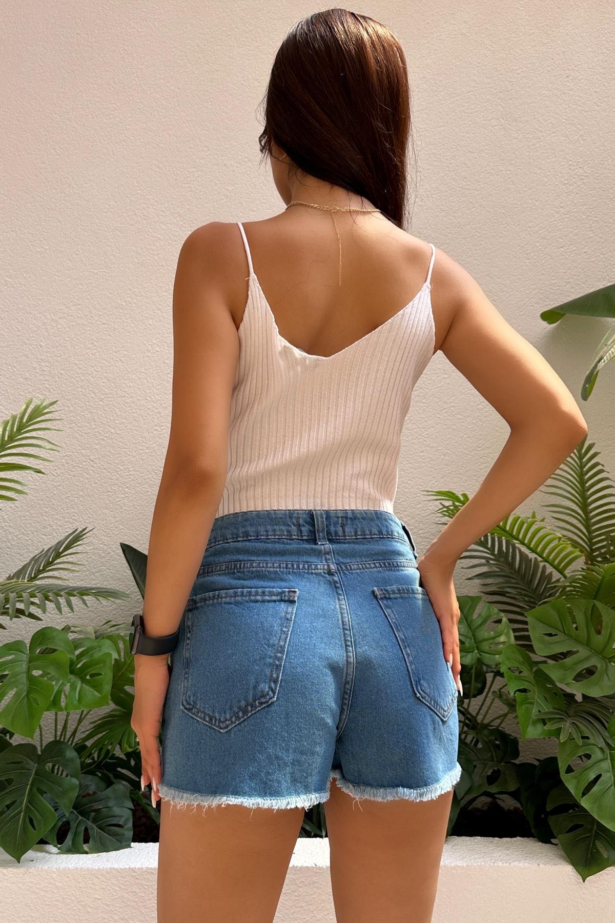 Kadın Etek Ucu Püsküllü Yırtık Detaylı Denim Mini Şort 