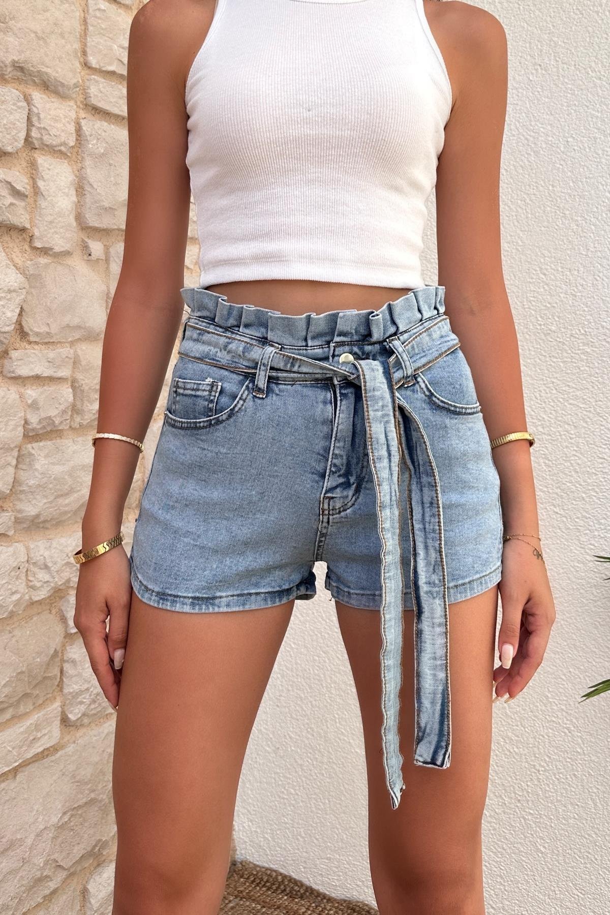 Kadın Likralı Fırfır Detaylı Kemerli Denim Mini Şort