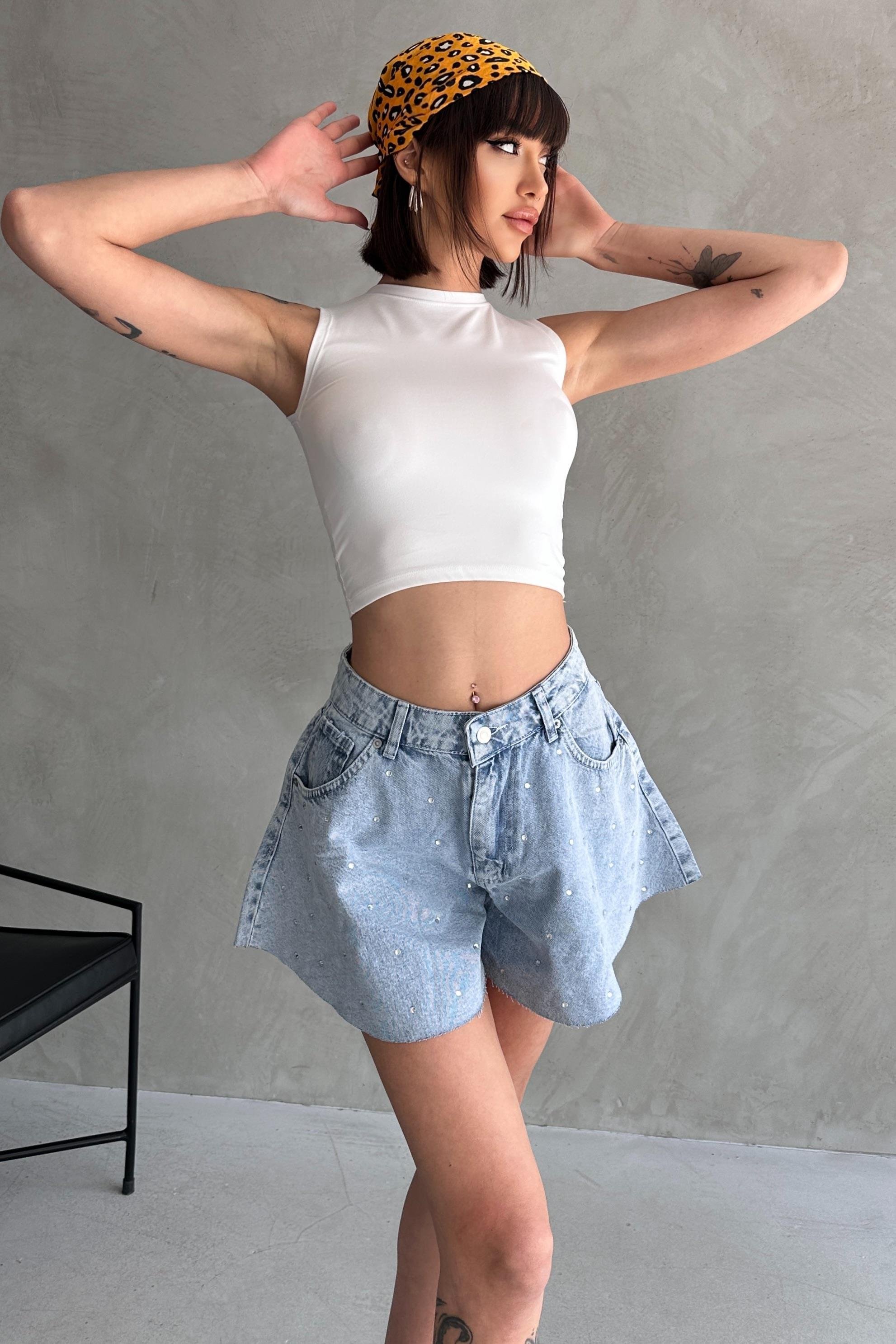 Taş Detaylı Dikişsiz Geniş Paça Denim Şort
