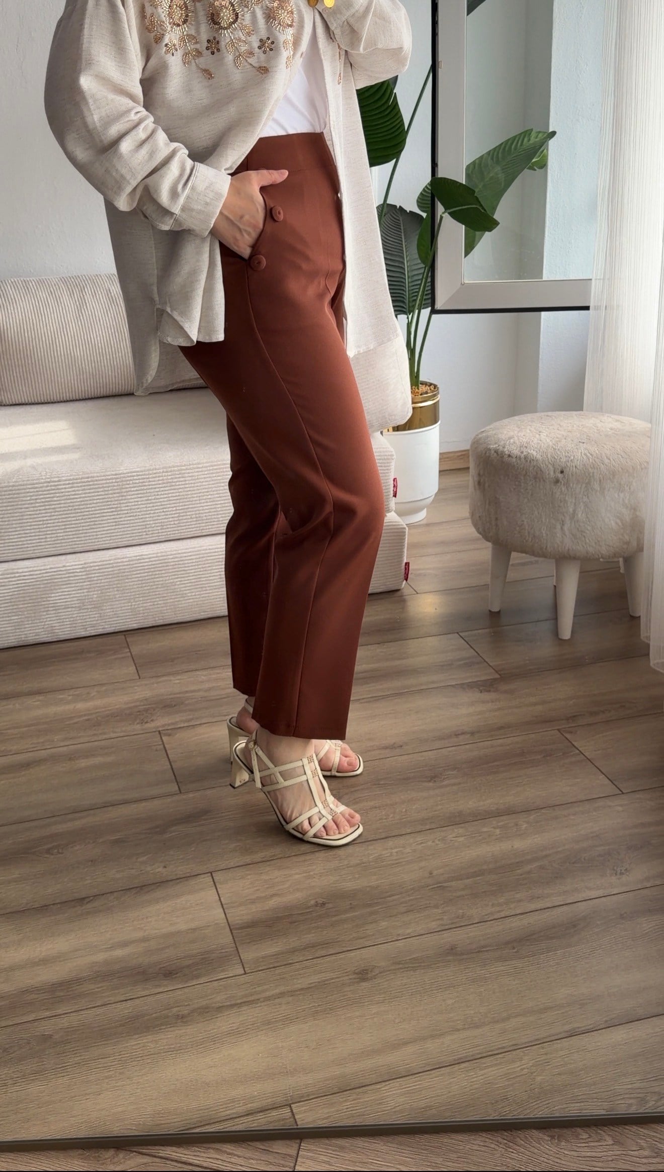  TARÇIN CEPLERİ DÜĞME DETAYLI BELİ LASTİKLİ HAVUÇ MODEL PANTALON  
