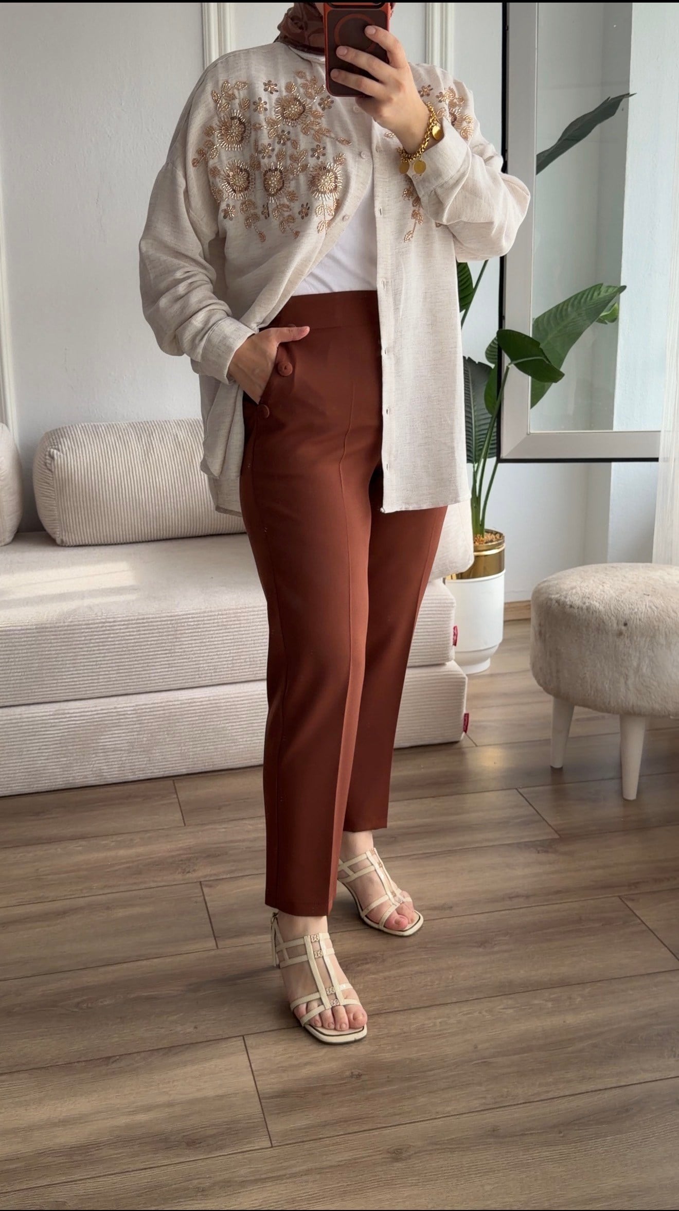  TARÇIN CEPLERİ DÜĞME DETAYLI BELİ LASTİKLİ HAVUÇ MODEL PANTALON  
