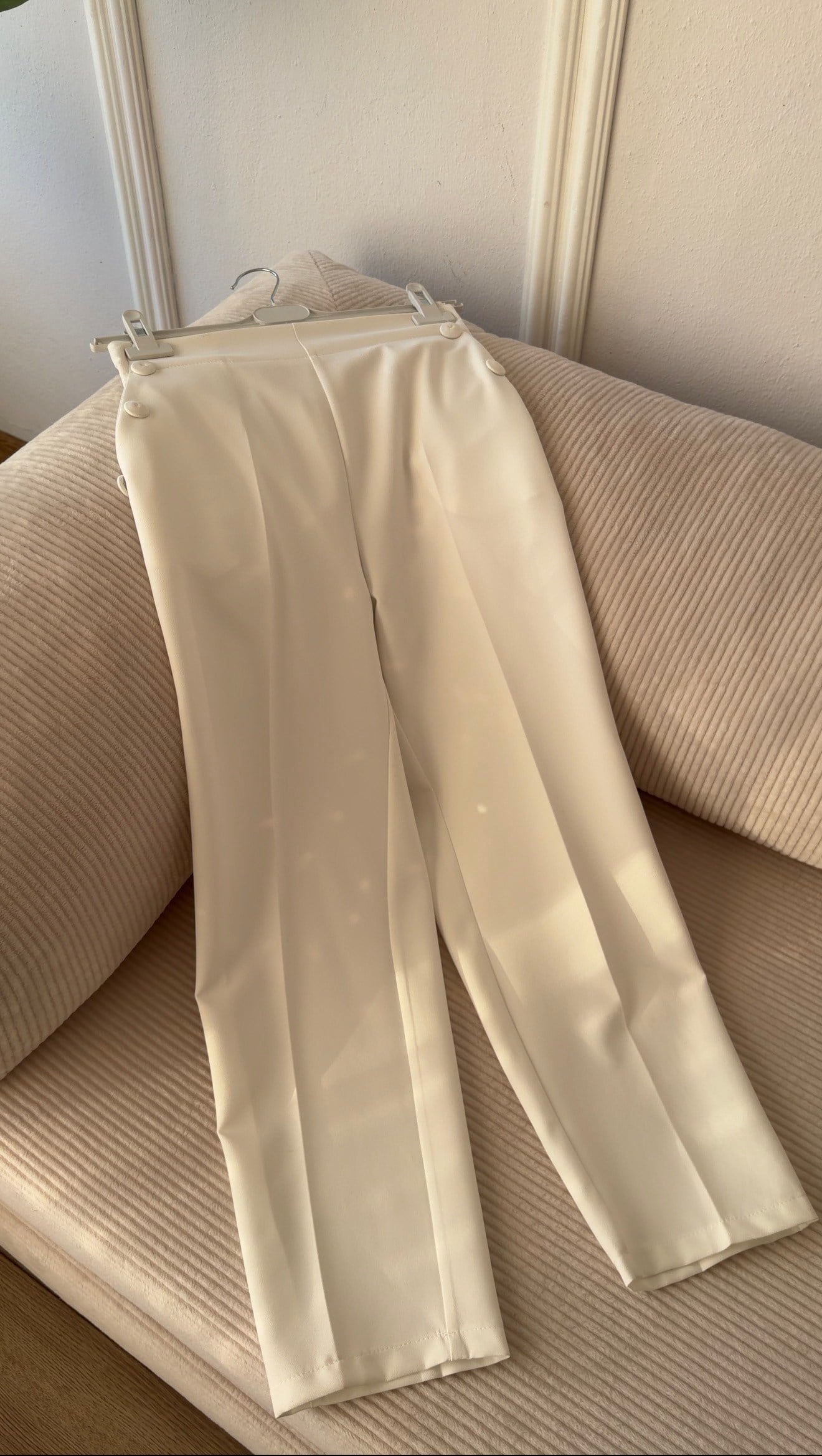 BEYAZ  CEPLERİ DÜĞME DETAYLI HAVUÇ PANTALON 