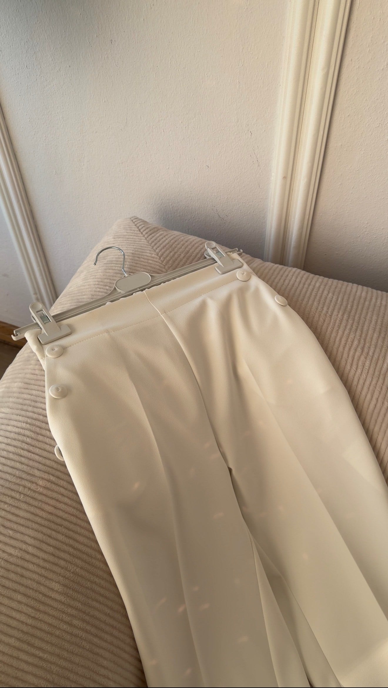 BEYAZ  CEPLERİ DÜĞME DETAYLI HAVUÇ PANTALON 