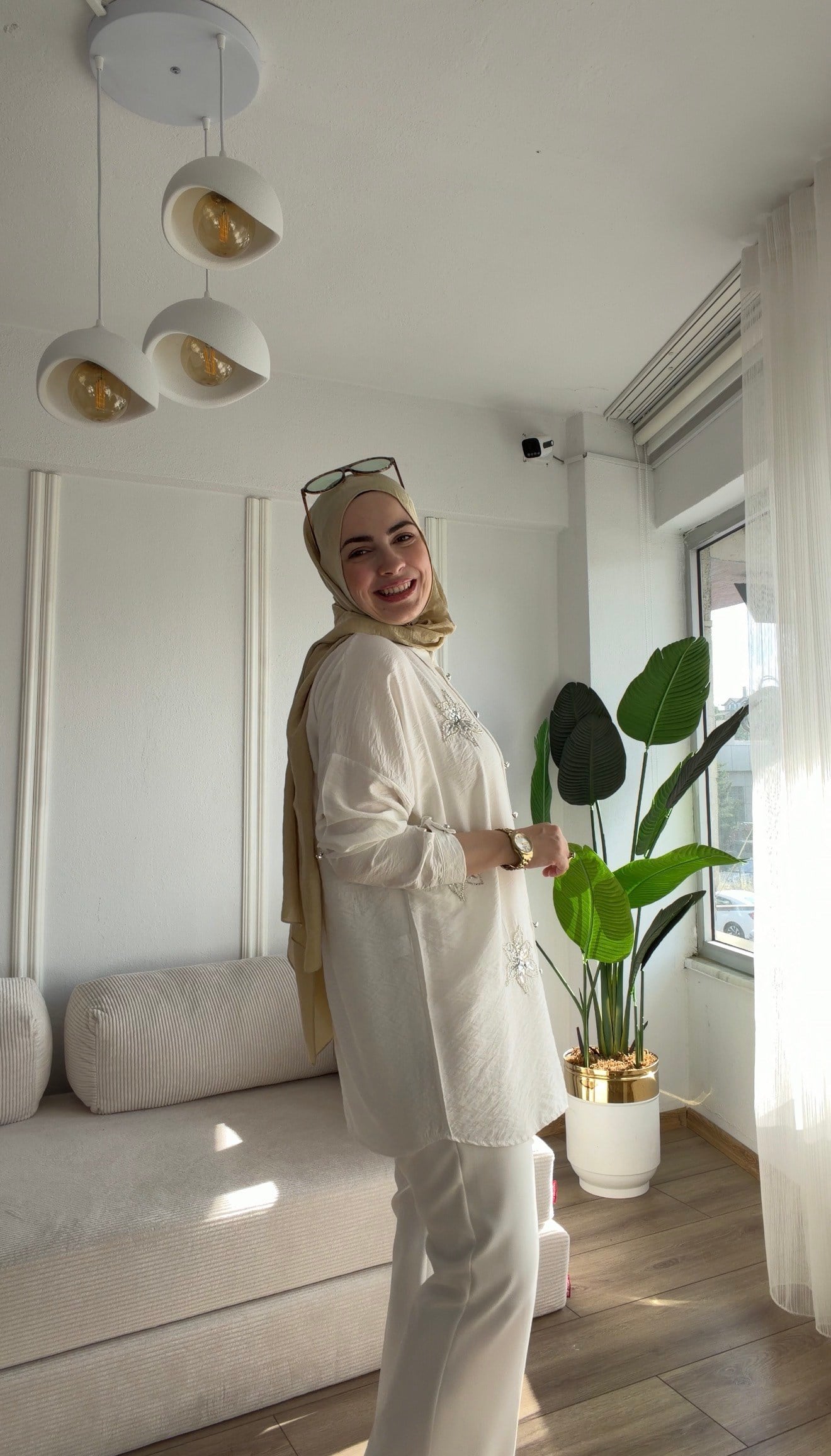 BEYAZ DAHLİA ZARİF GÖMLEK 
