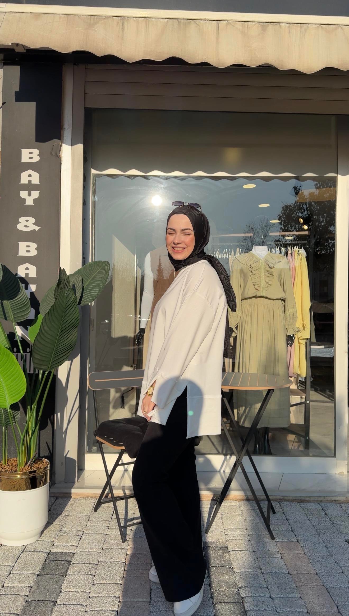 BEYAZ RENK ASİMETRİK KOL DETAYLI SWEATSHİRT