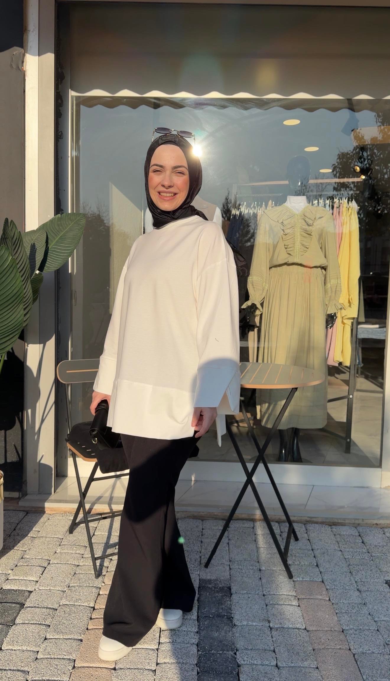 BEYAZ RENK ASİMETRİK KOL DETAYLI SWEATSHİRT