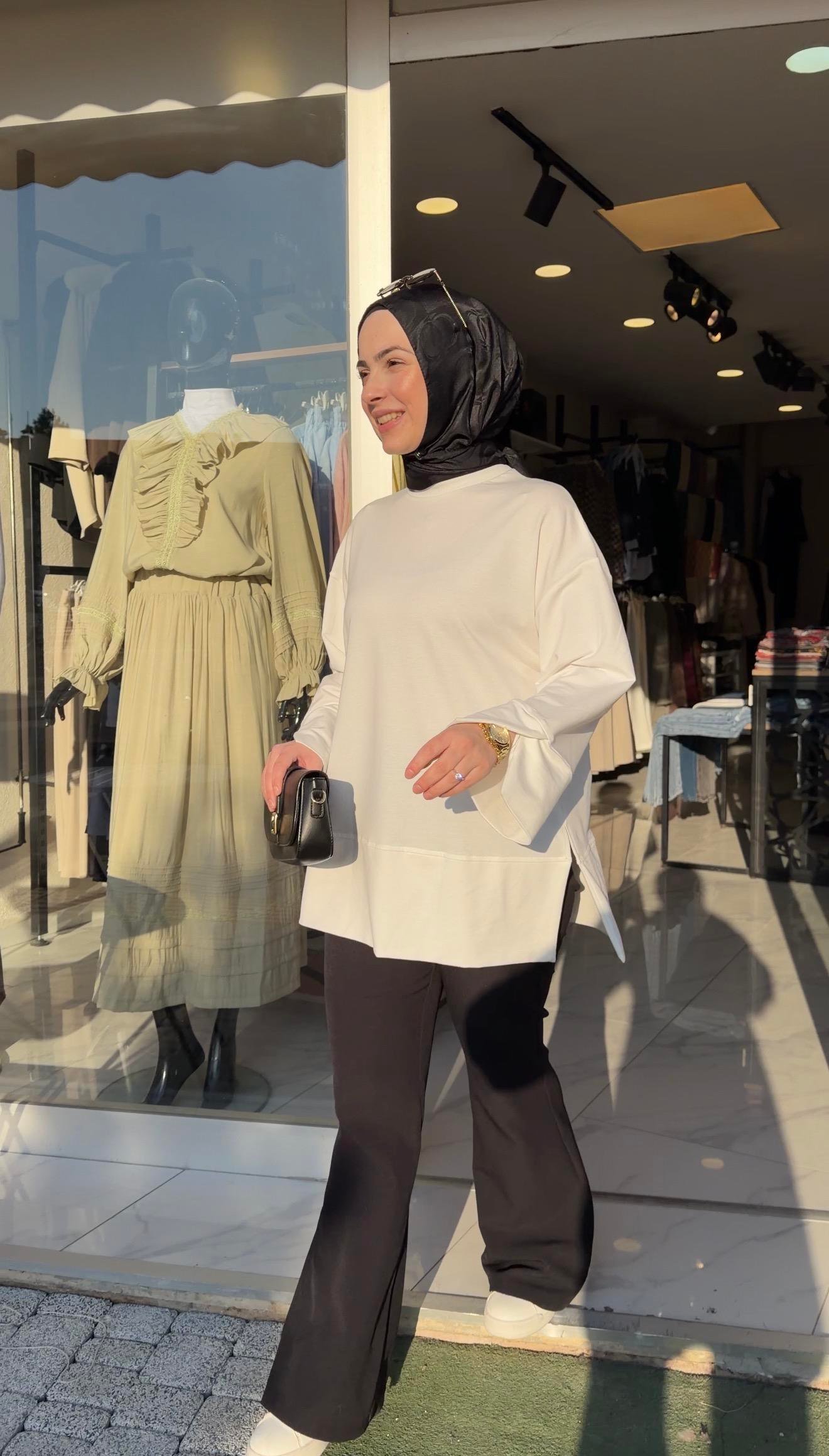 BEYAZ RENK ASİMETRİK KOL DETAYLI SWEATSHİRT