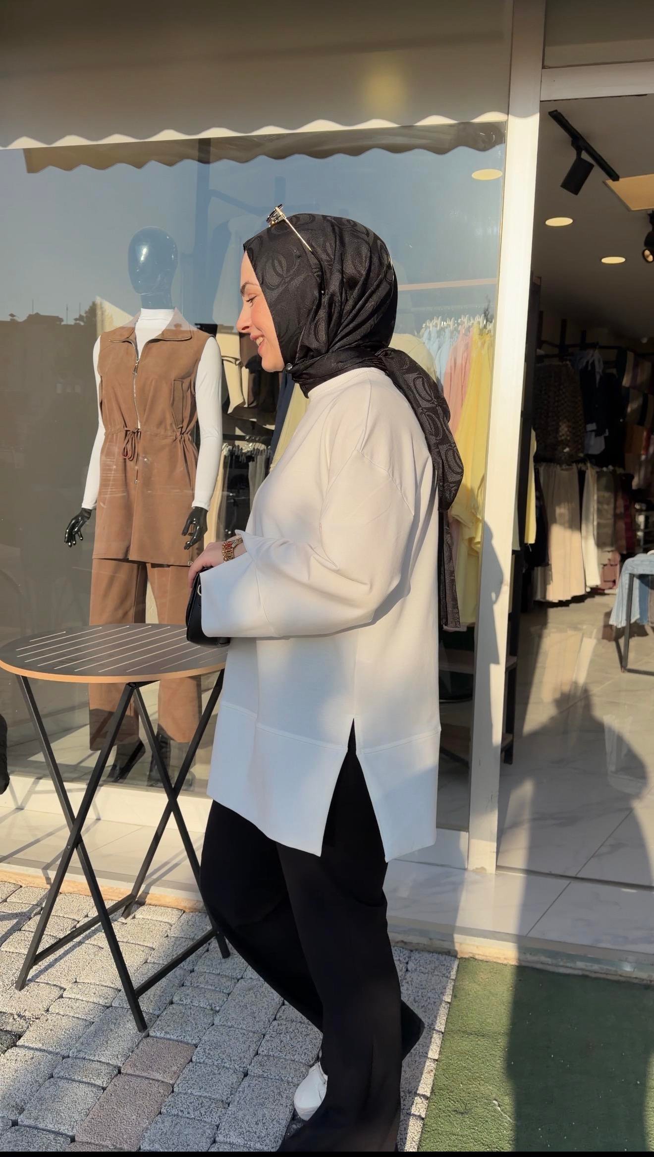BEYAZ RENK ASİMETRİK KOL DETAYLI SWEATSHİRT