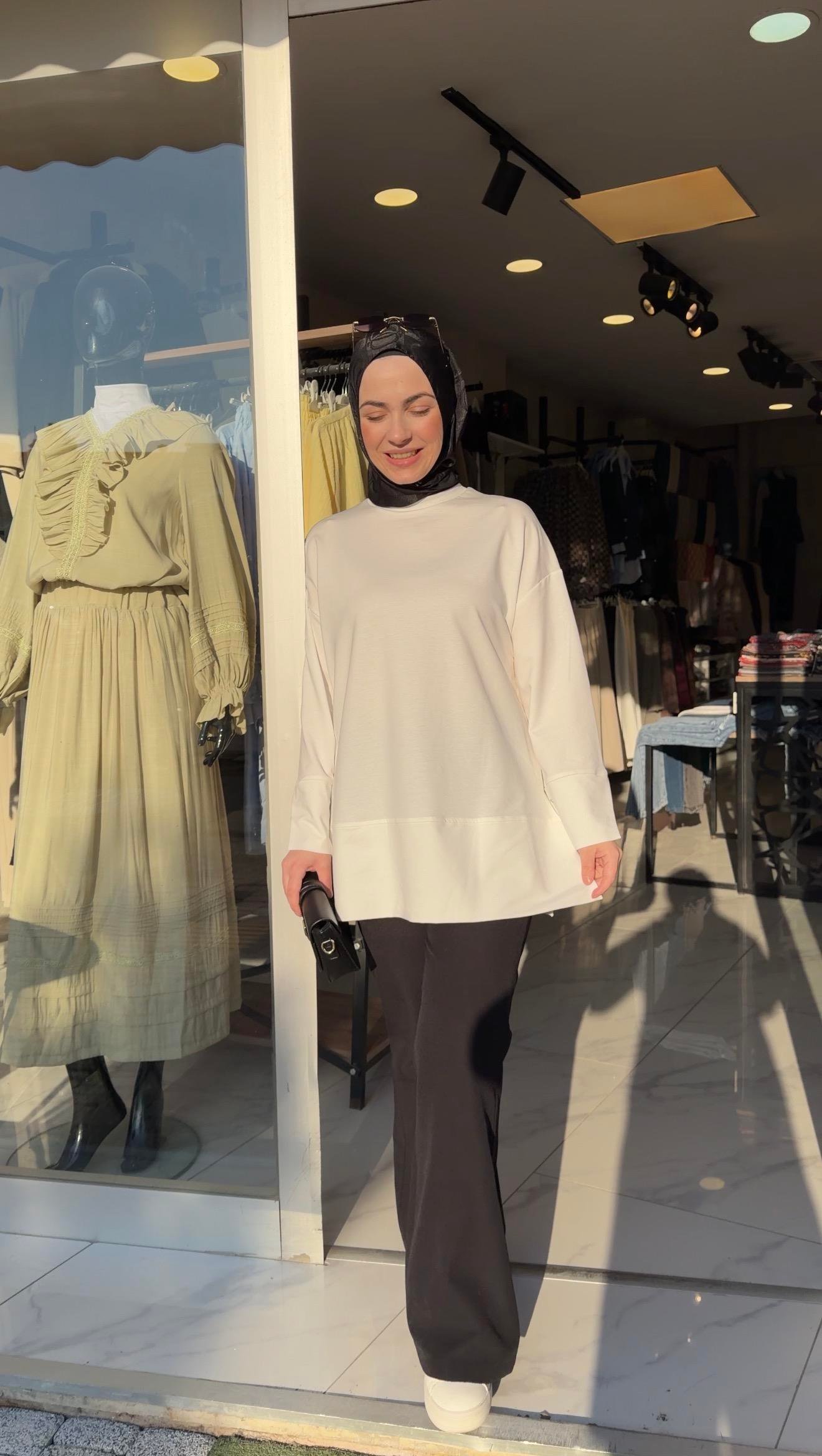 BEYAZ RENK ASİMETRİK KOL DETAYLI SWEATSHİRT