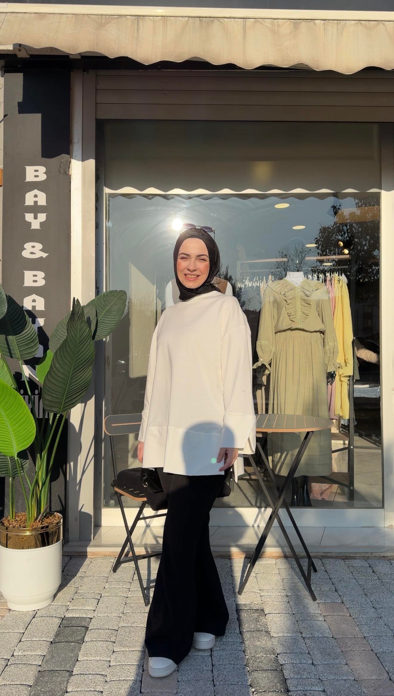 BEYAZ RENK ASİMETRİK KOL DETAYLI SWEATSHİRT