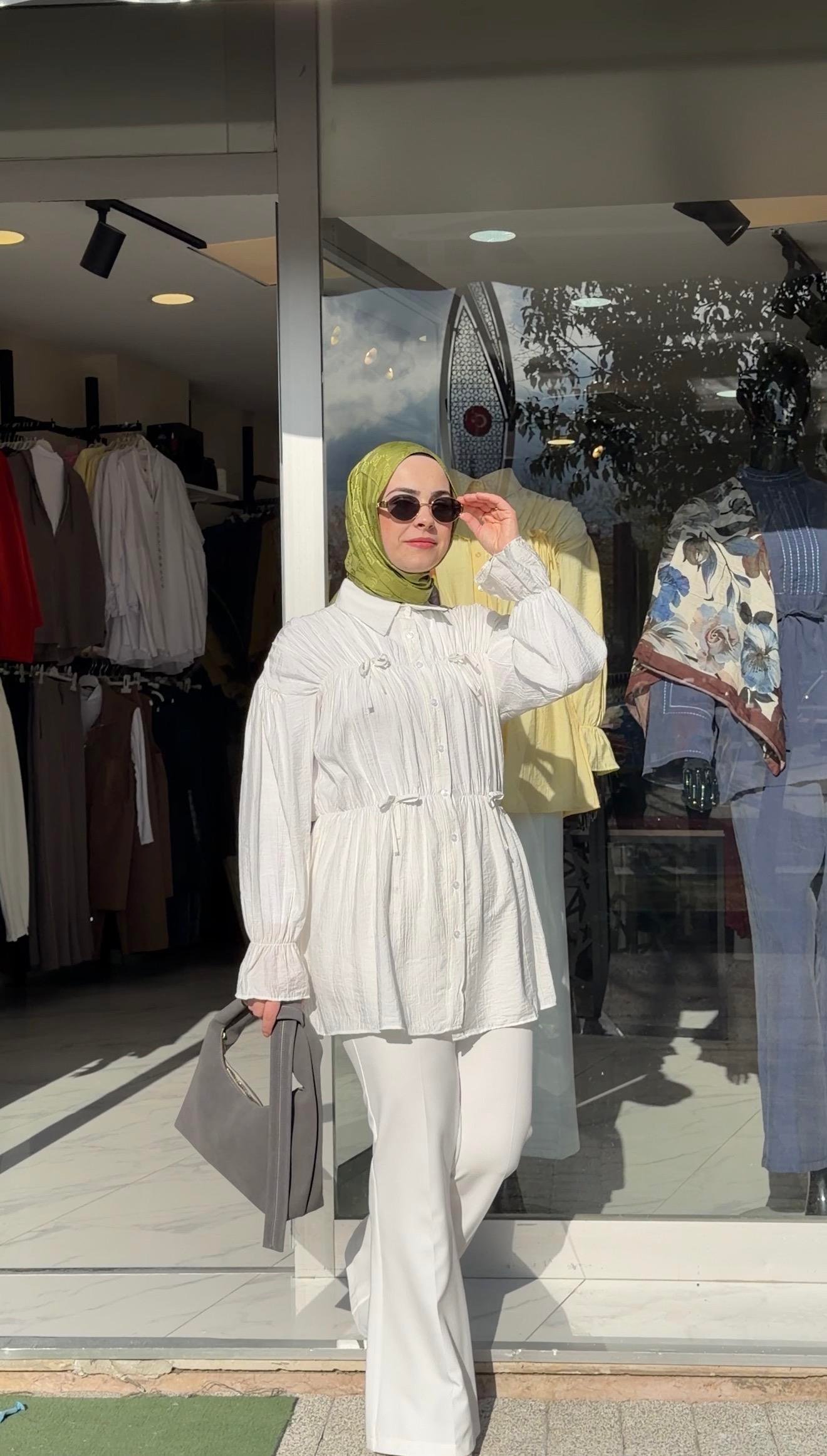 BEYAZ RENK FİYONK DETAYLI BÜZGÜLÜ KIRİNKIL KUMAŞ ROMANTİK GÖMLEK 