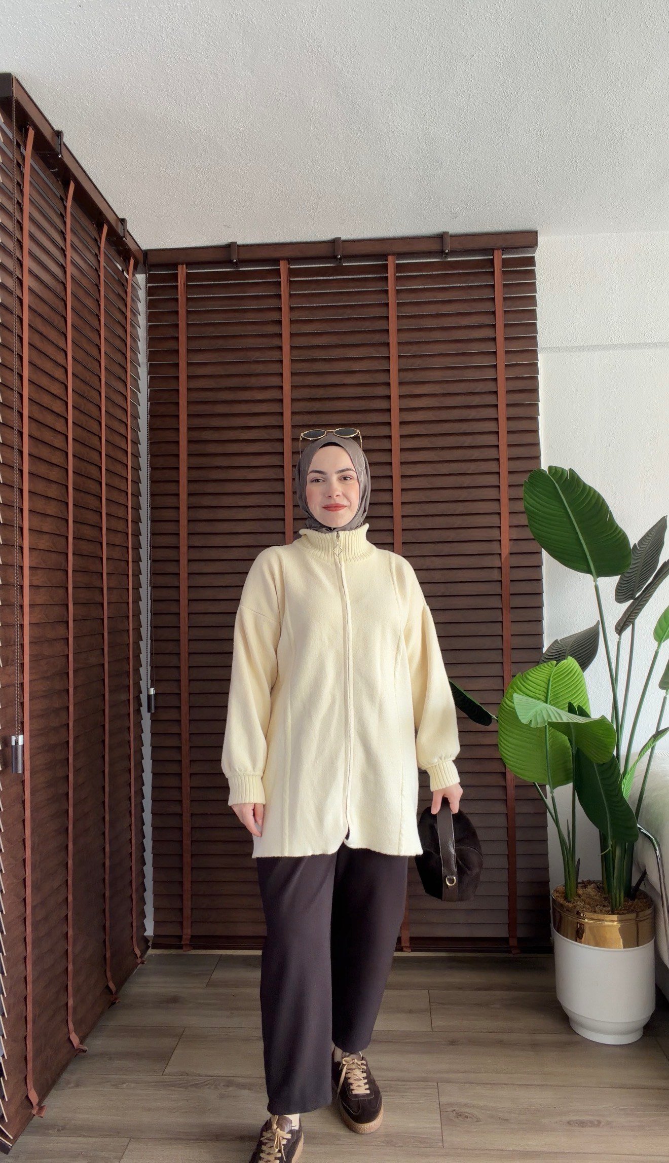 EKRU LORİA DİK YAKA FERMUARLI ANGORA HIRKA 