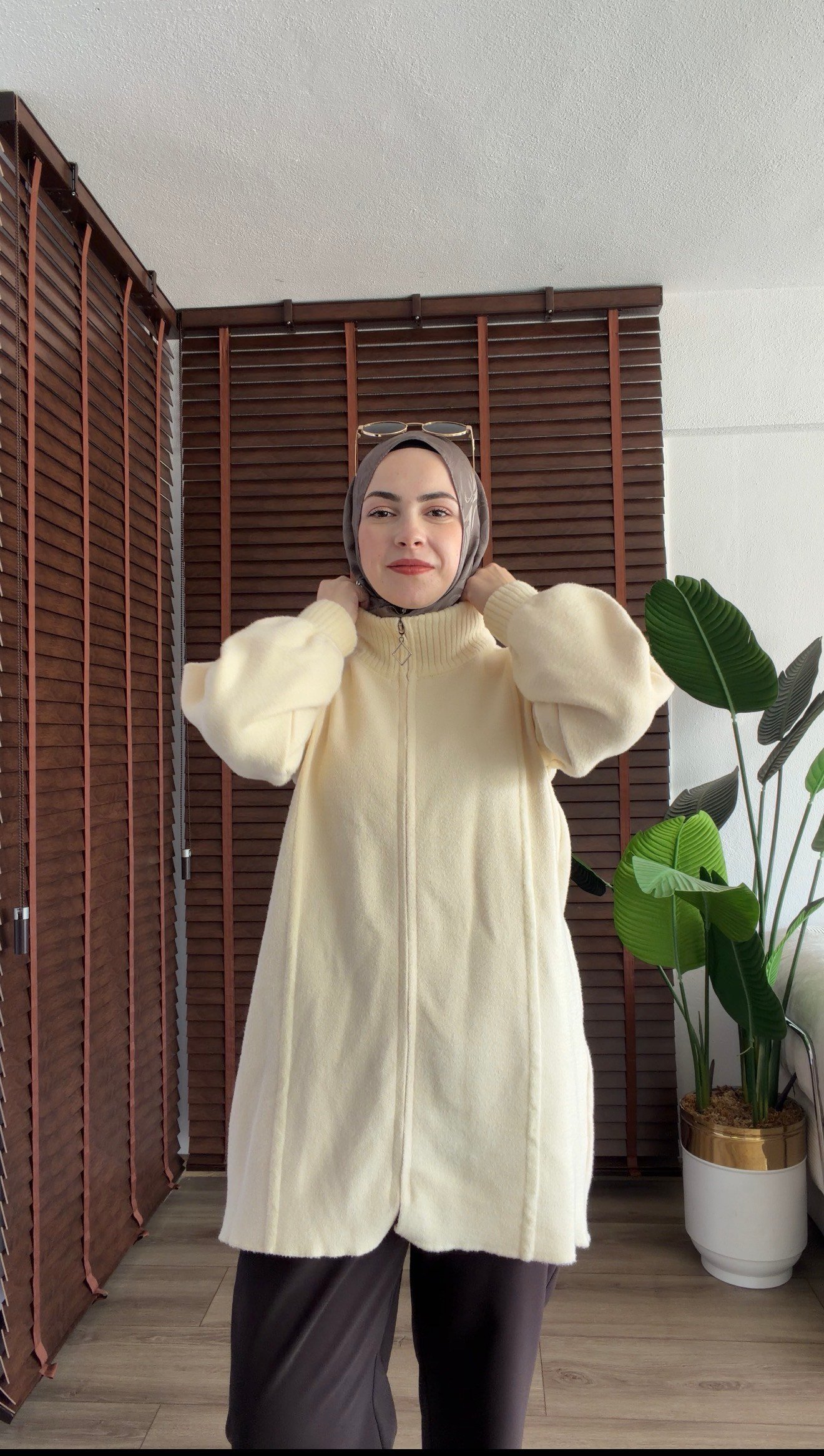 EKRU LORİA DİK YAKA FERMUARLI ANGORA HIRKA 