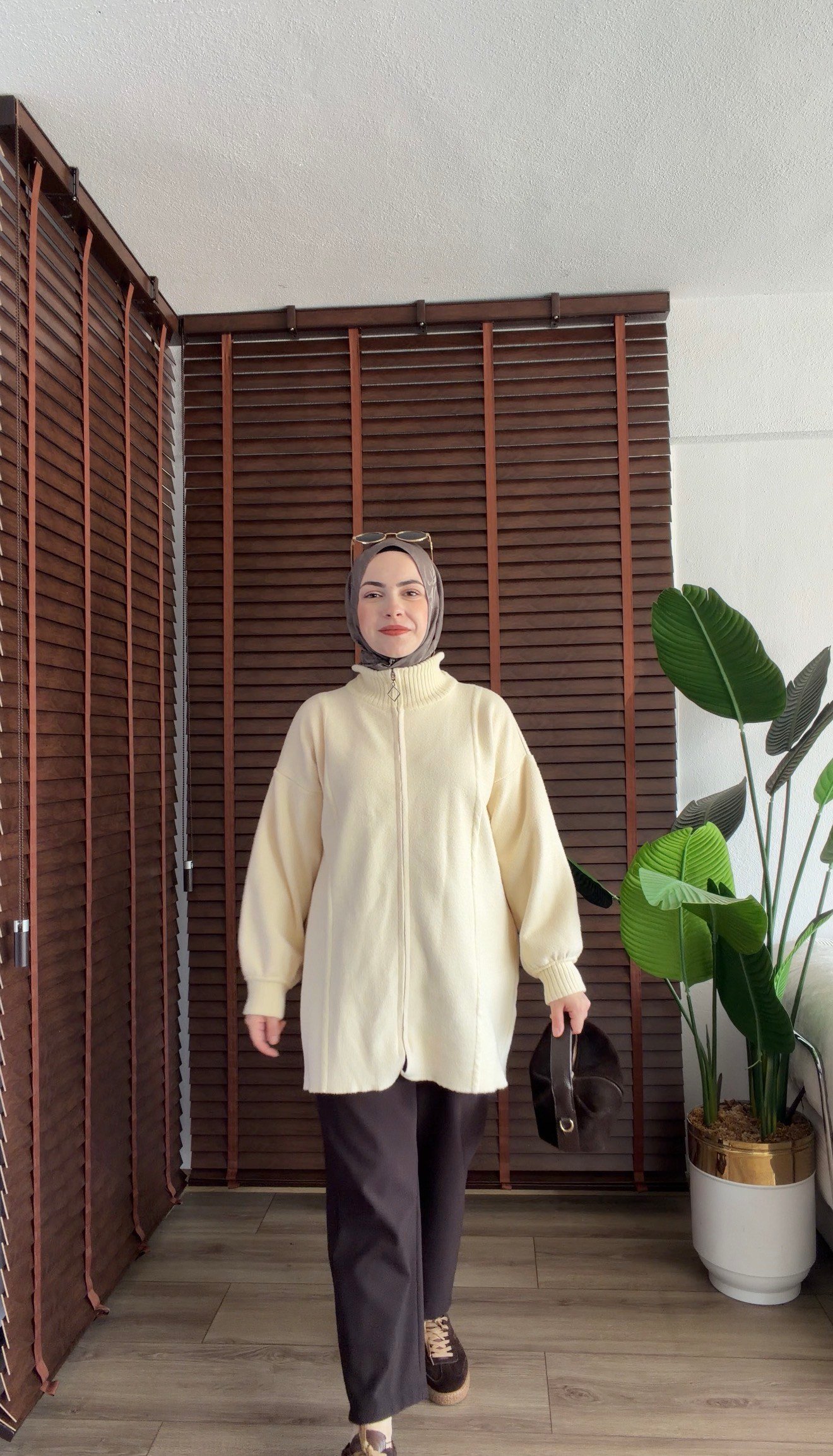 EKRU LORİA DİK YAKA FERMUARLI ANGORA HIRKA 